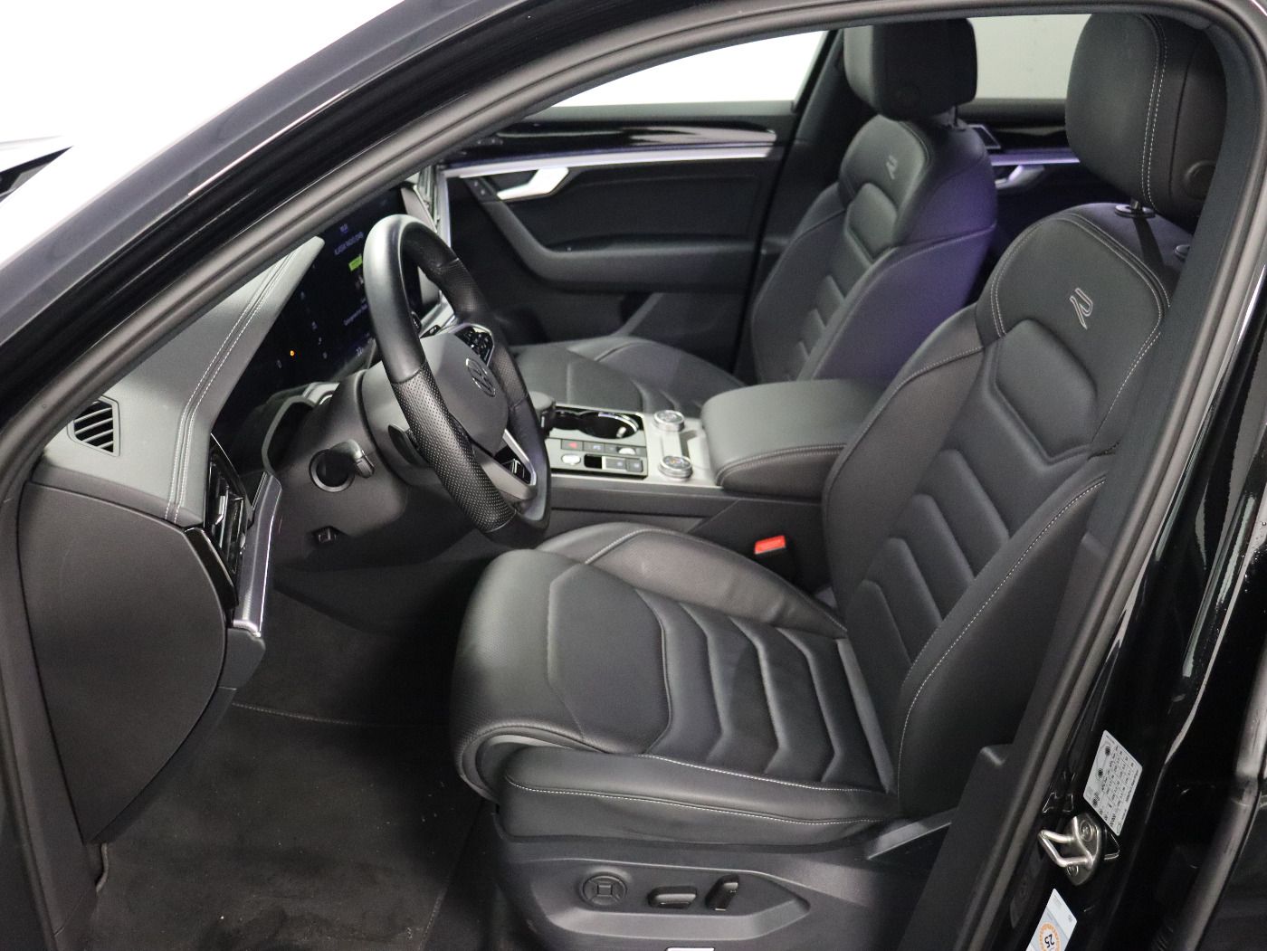 Volkswagen Touareg 3.0 TDI 4 Motion R-Line - Samsaru's Car Outlet