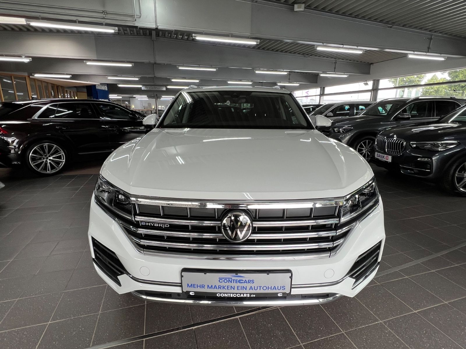 Volkswagen Touareg 3.0 TSI Elegance 4Motion eHybrid - Samsaru's Car Outlet