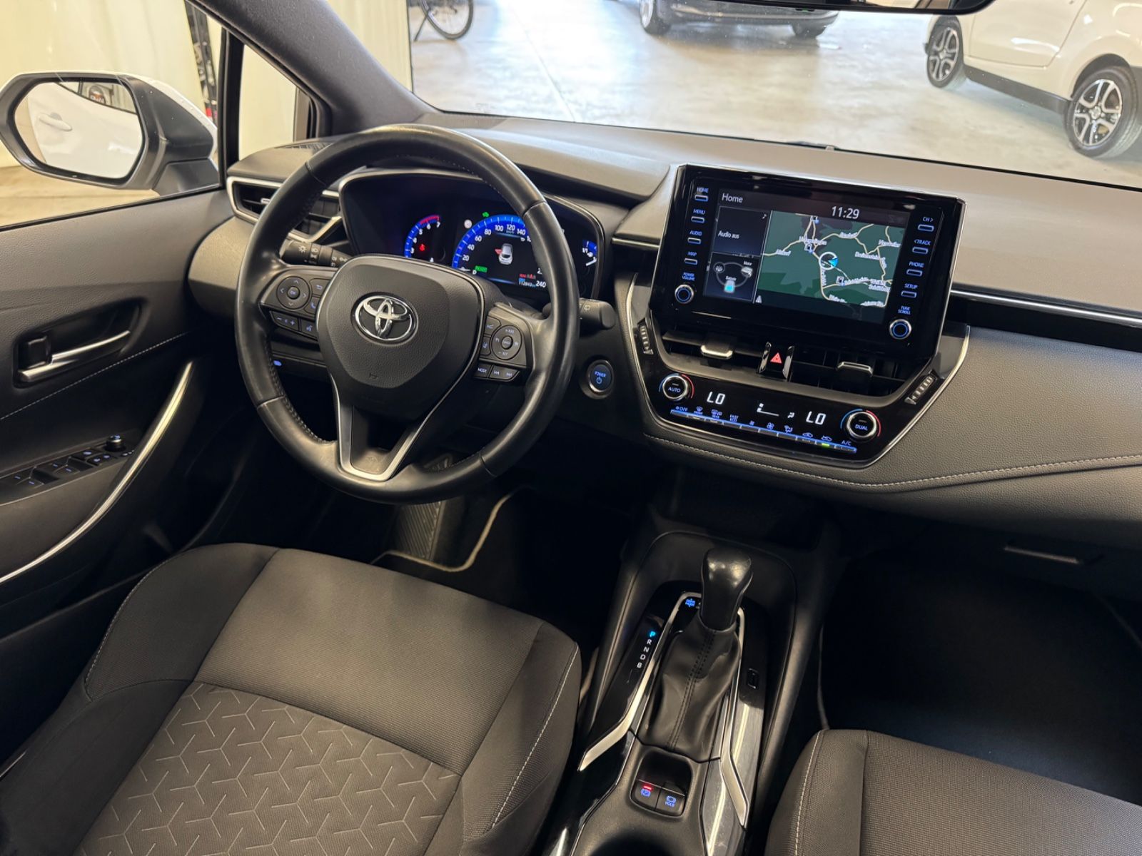 Toyota Corolla 1.8 Hybrid Business Edition - Samsaru's Car Outlet