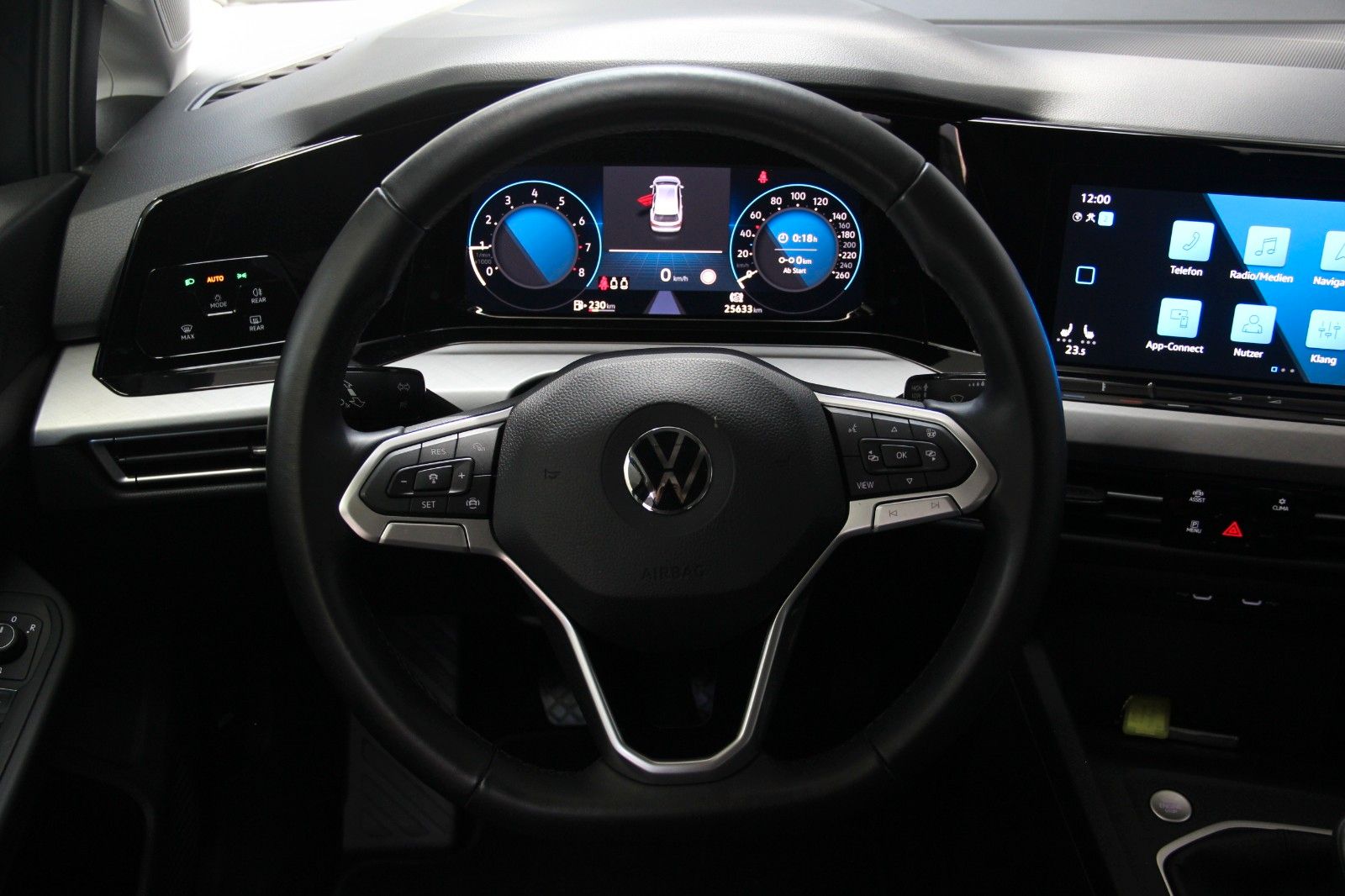 Volkswagen Golf 8 1.5 TSI Life - Samsaru's Car Outlet