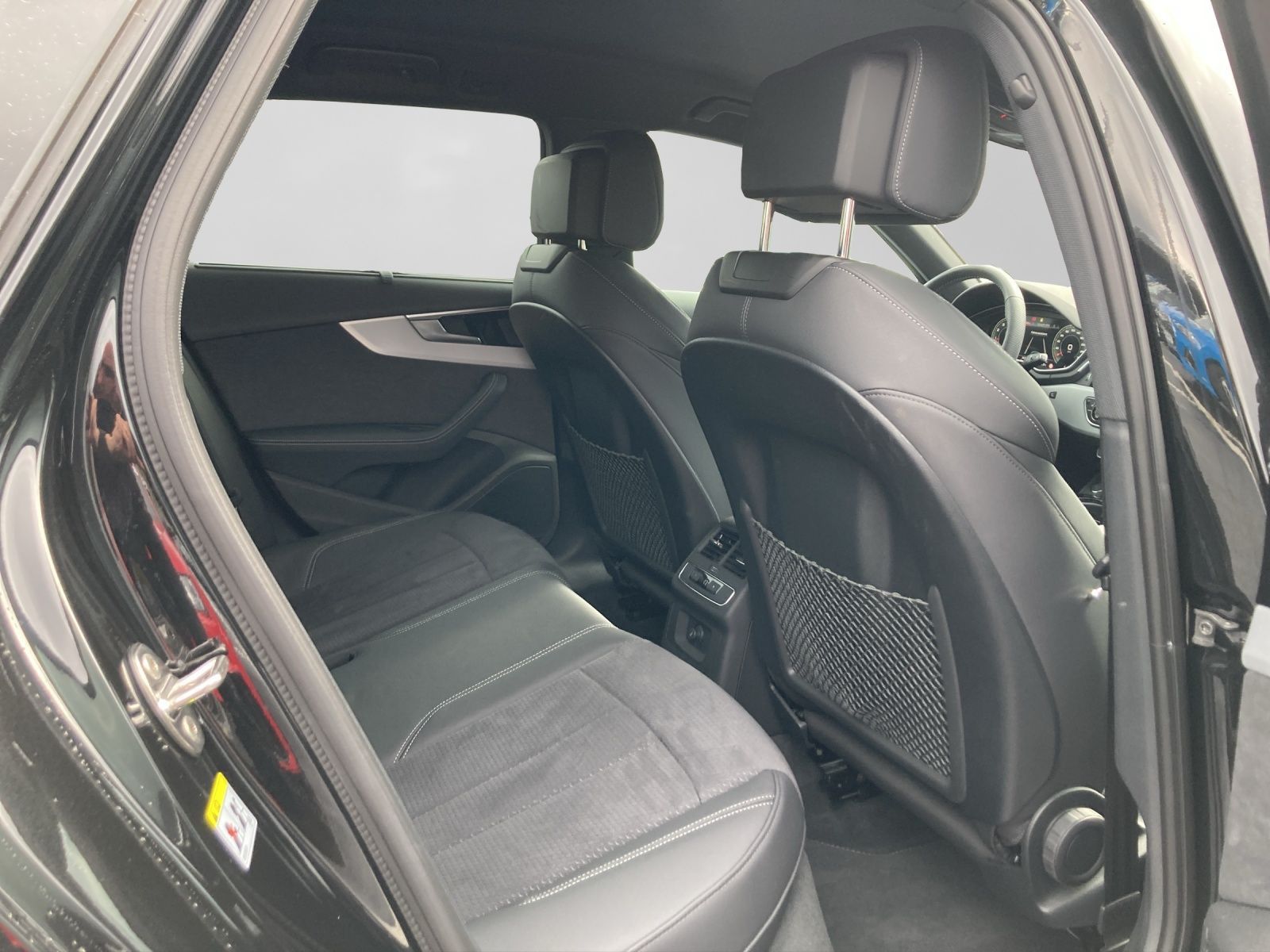 Audi A4 Avant 40 TFSI Q 2x S LINE AHK MATRXI-LED LM19