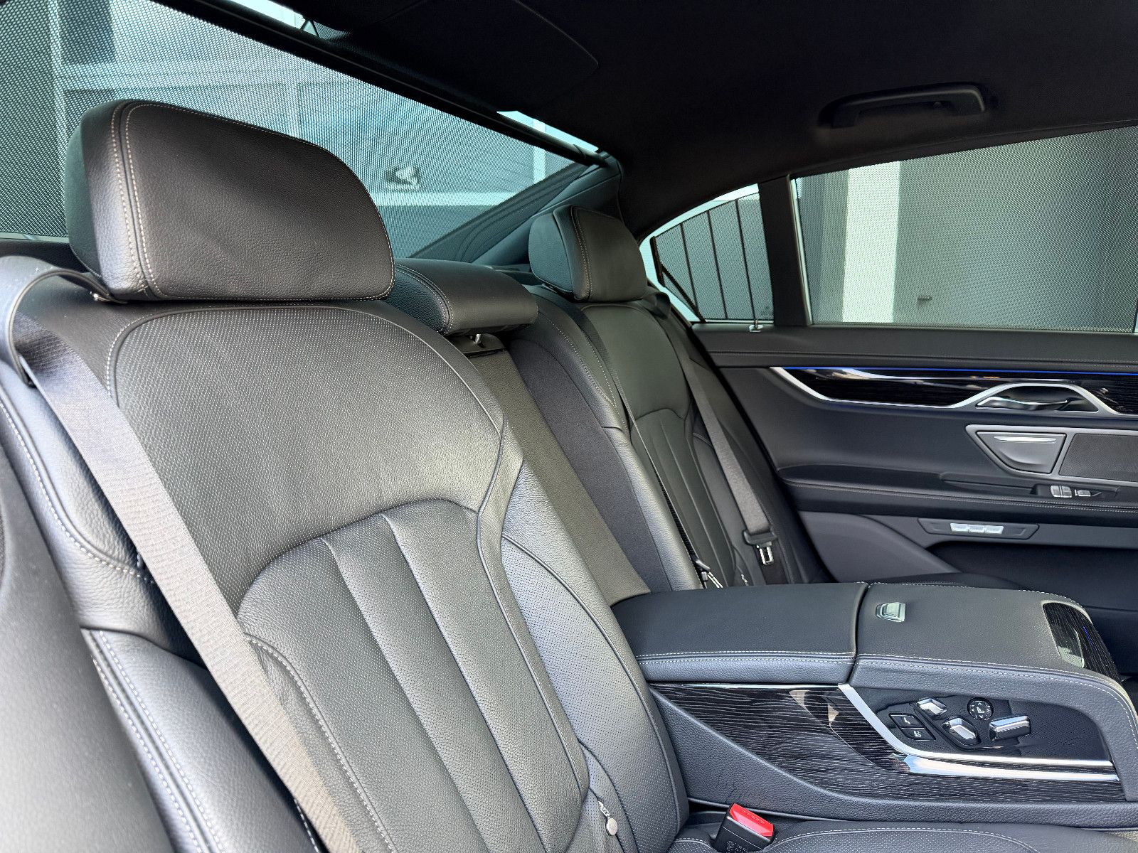 BMW 750ixDrive M-SPORT/MASSAGE/AHK/NIGHTV./LASER/H&K