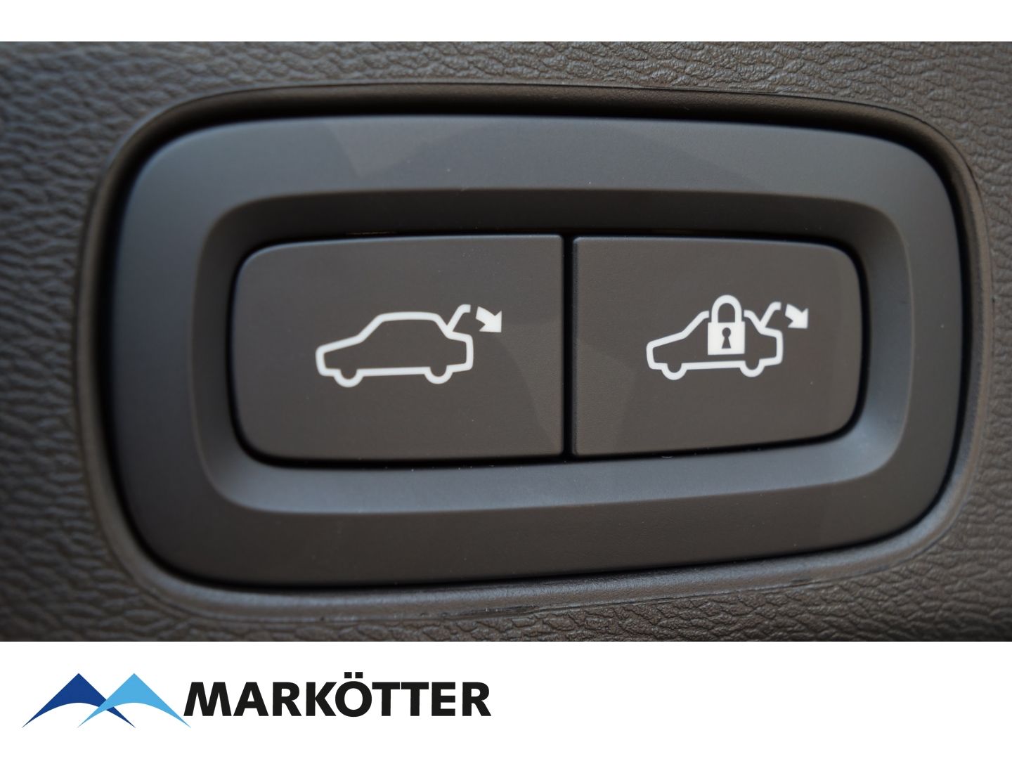 Volvo XC60 Plus Black Edition Plug-In Hybrid AWD T6 - Samsaru's Car Outlet