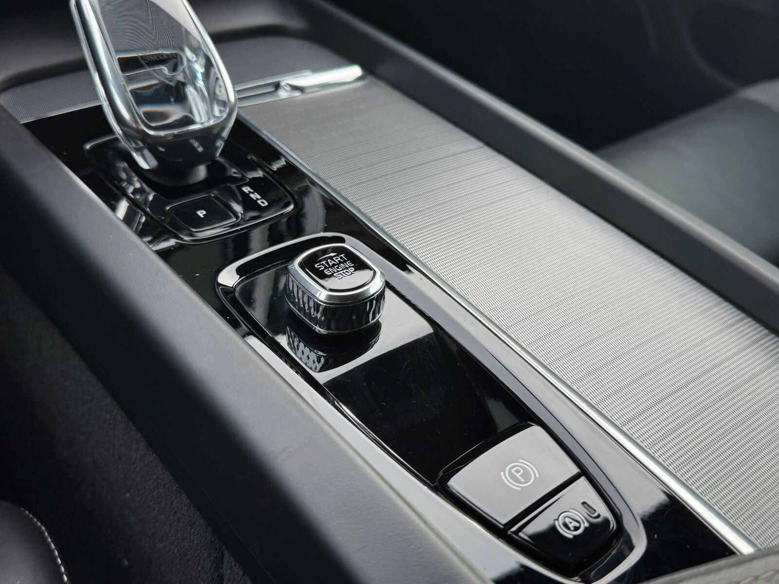 Volvo XC60 B4 AWD Plus Dark Keyless-Start/Autom./Klima