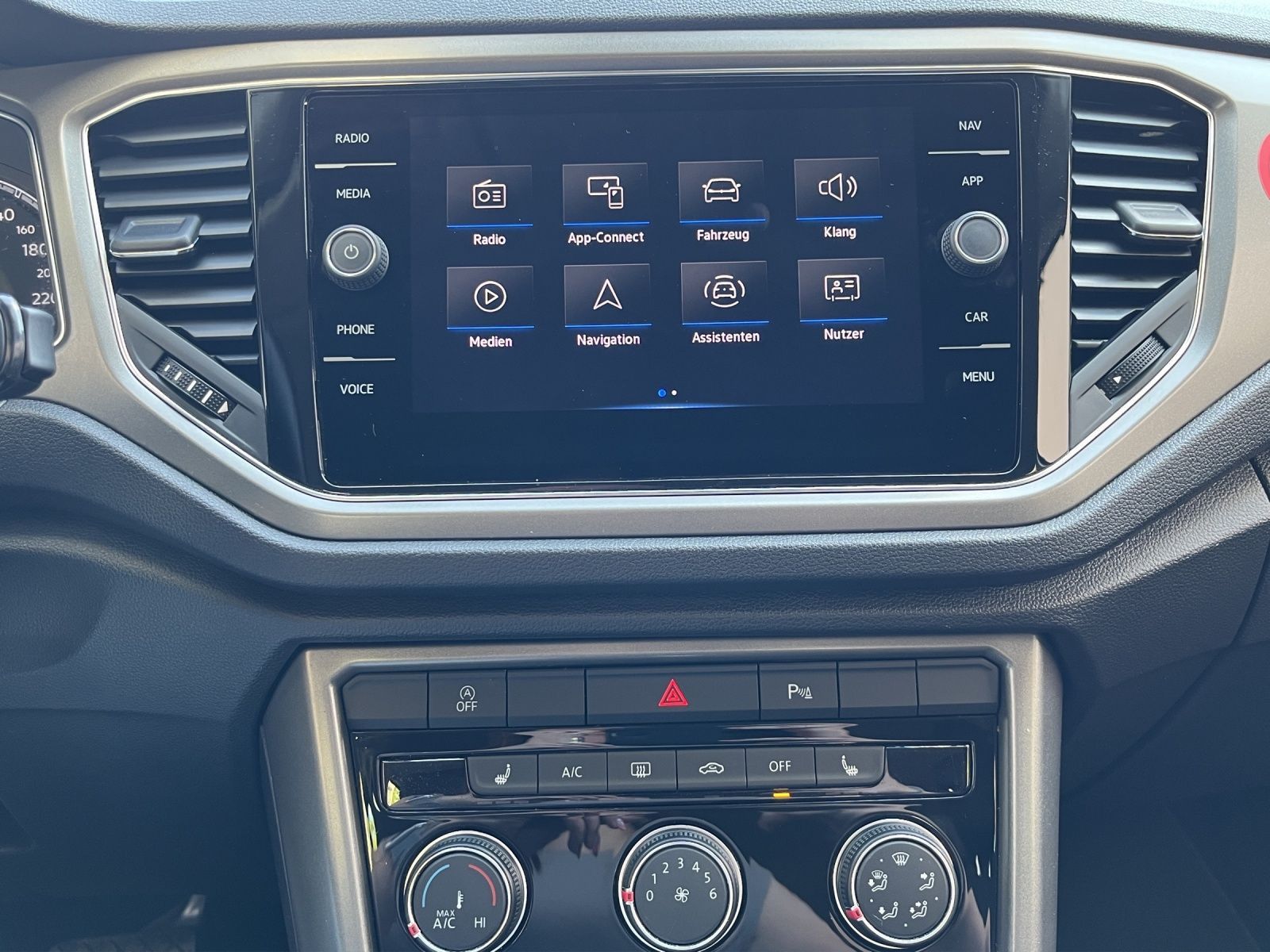 Volkswagen T-Roc Style 1.5 TSI DSG - Samsaru's Car Outlet