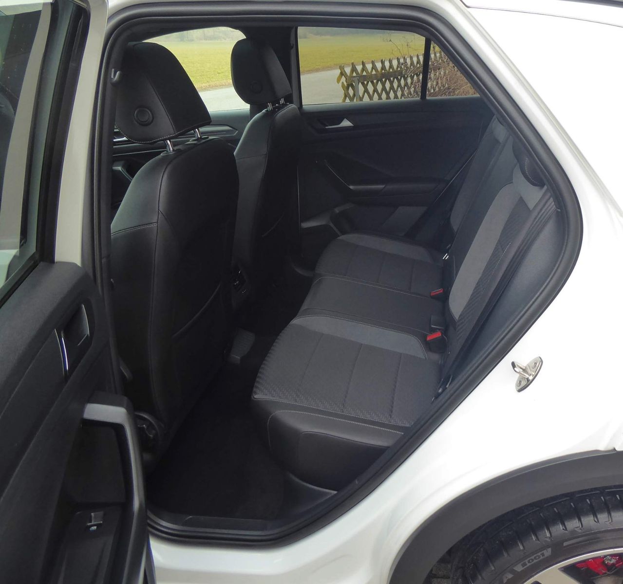 Volkswagen T-Roc Sport R-LINE - Samsaru's Car Outlet