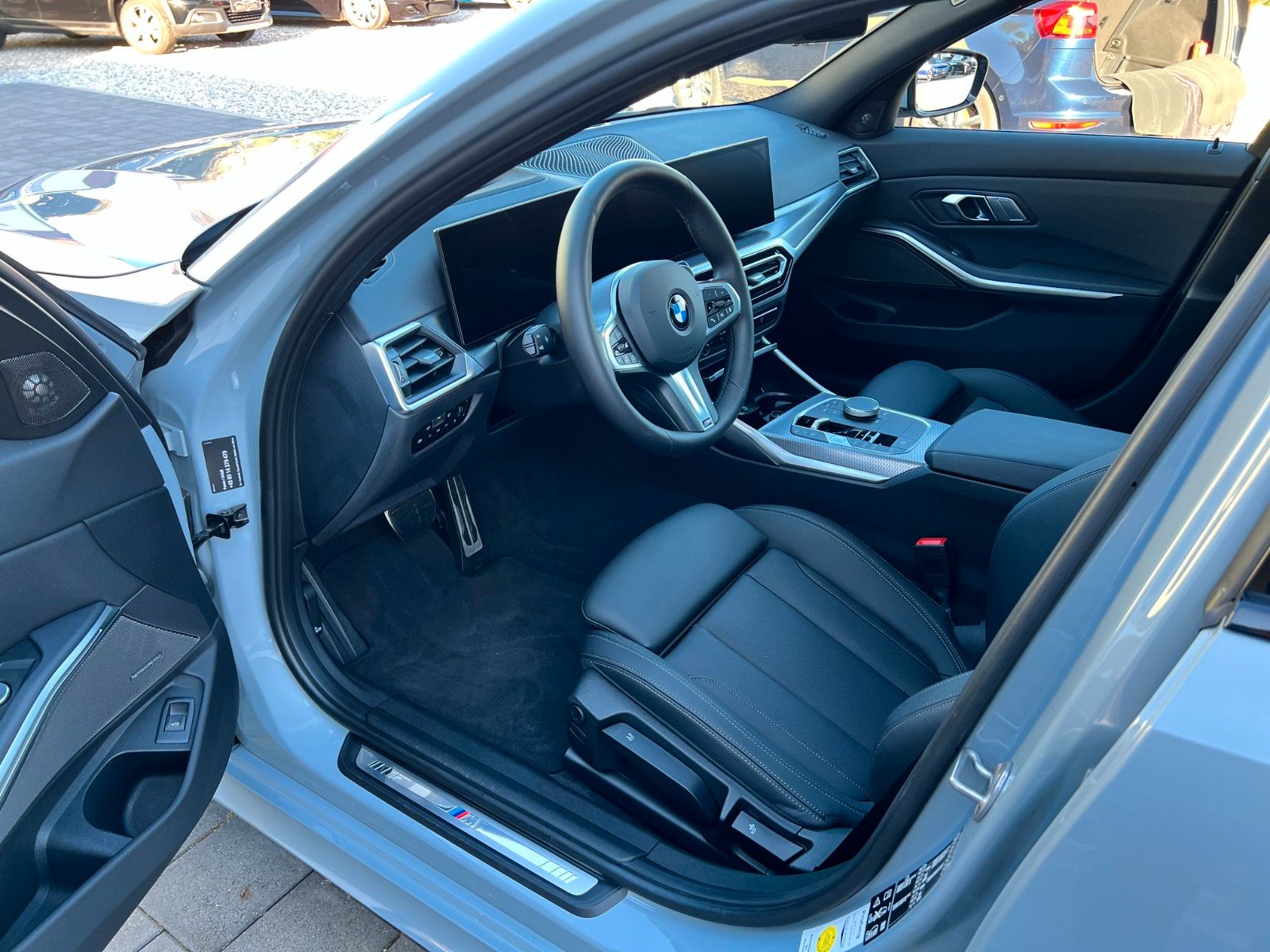 BMW 320d xDrive M Sport*360°HUD*Pano*HK*Standhzg*ACC