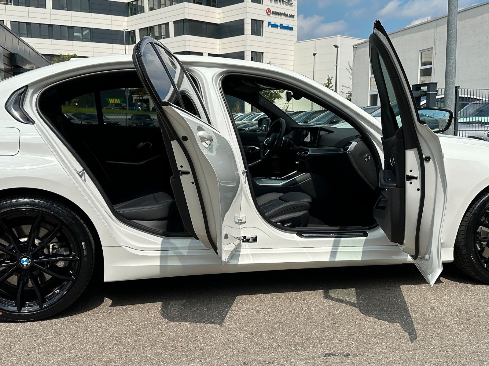 BMW 330 i xD M Sport - Samsaru's Car Outlet