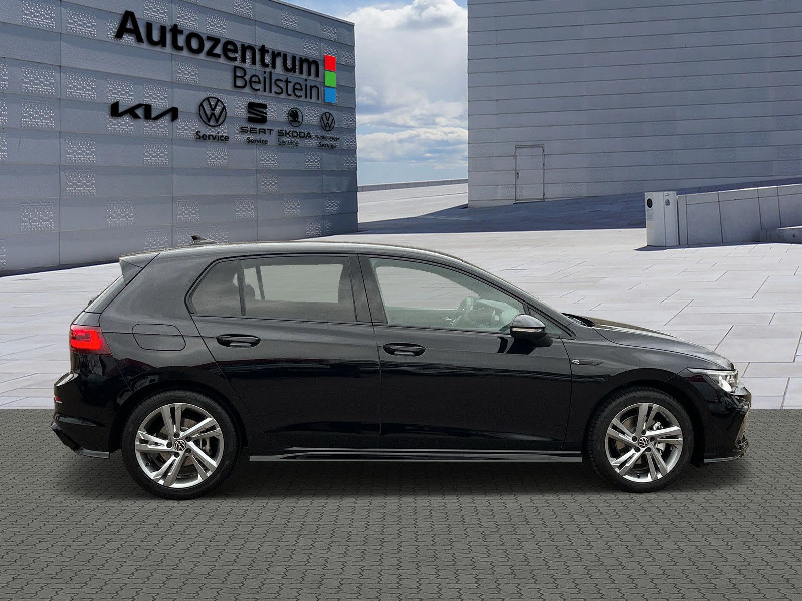 Volkswagen Golf VIII 1.5 eTSI DSG R-Line - Samsaru's Car Outlet