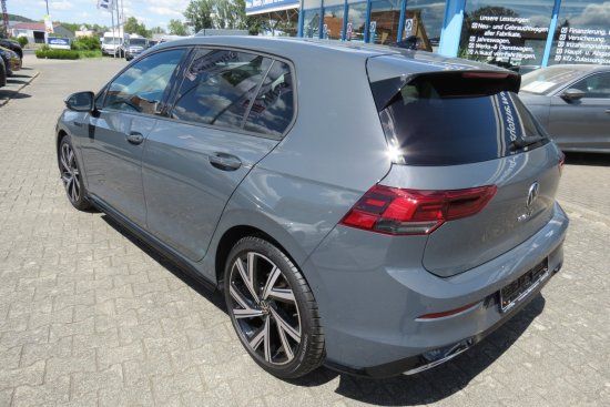 Volkswagen Golf VIII 2.0 TDI R-Line - Samsaru's Car Outlet