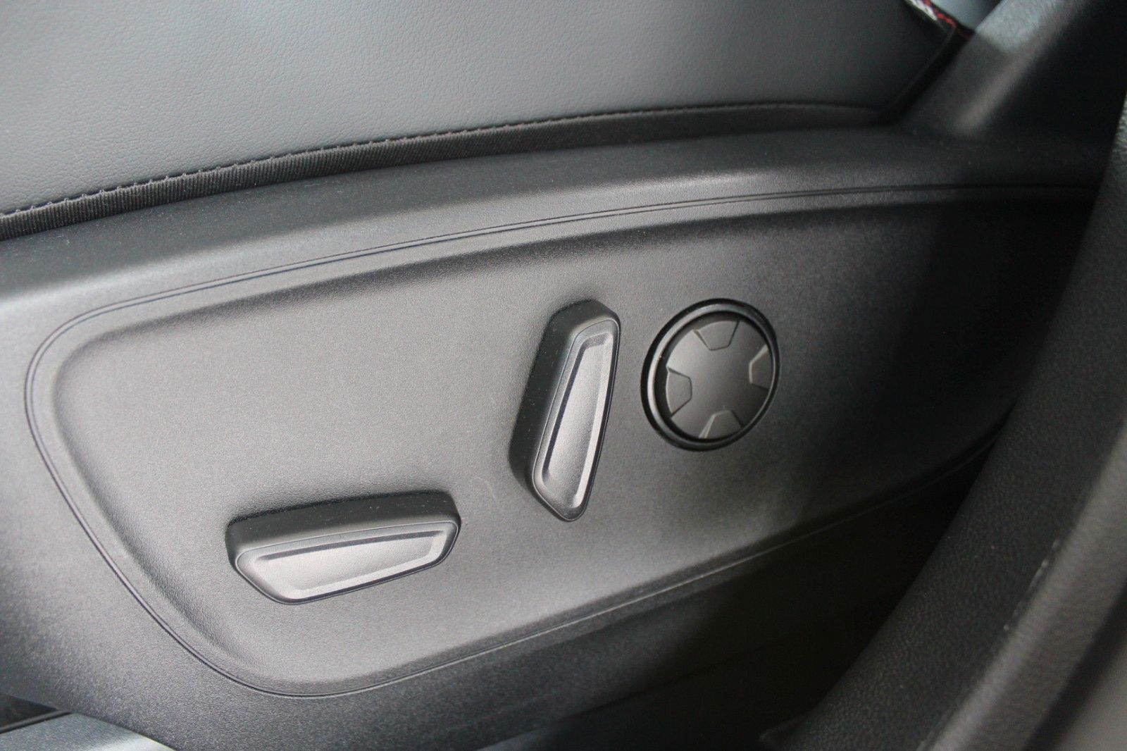 Ford Kuga ST-Line X 2.5 FHEV Allrad - Samsaru's Car Outlet
