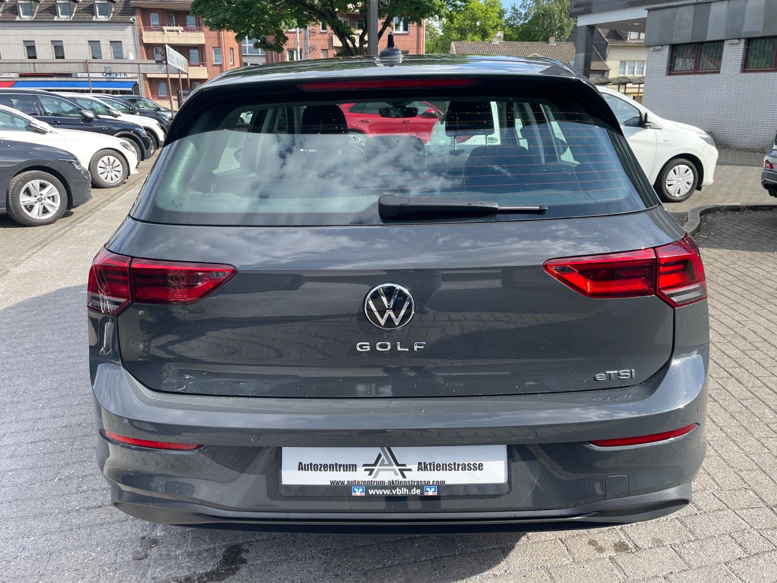 Volkswagen Golf VIII Life eTSI - Samsaru's Car Outlet