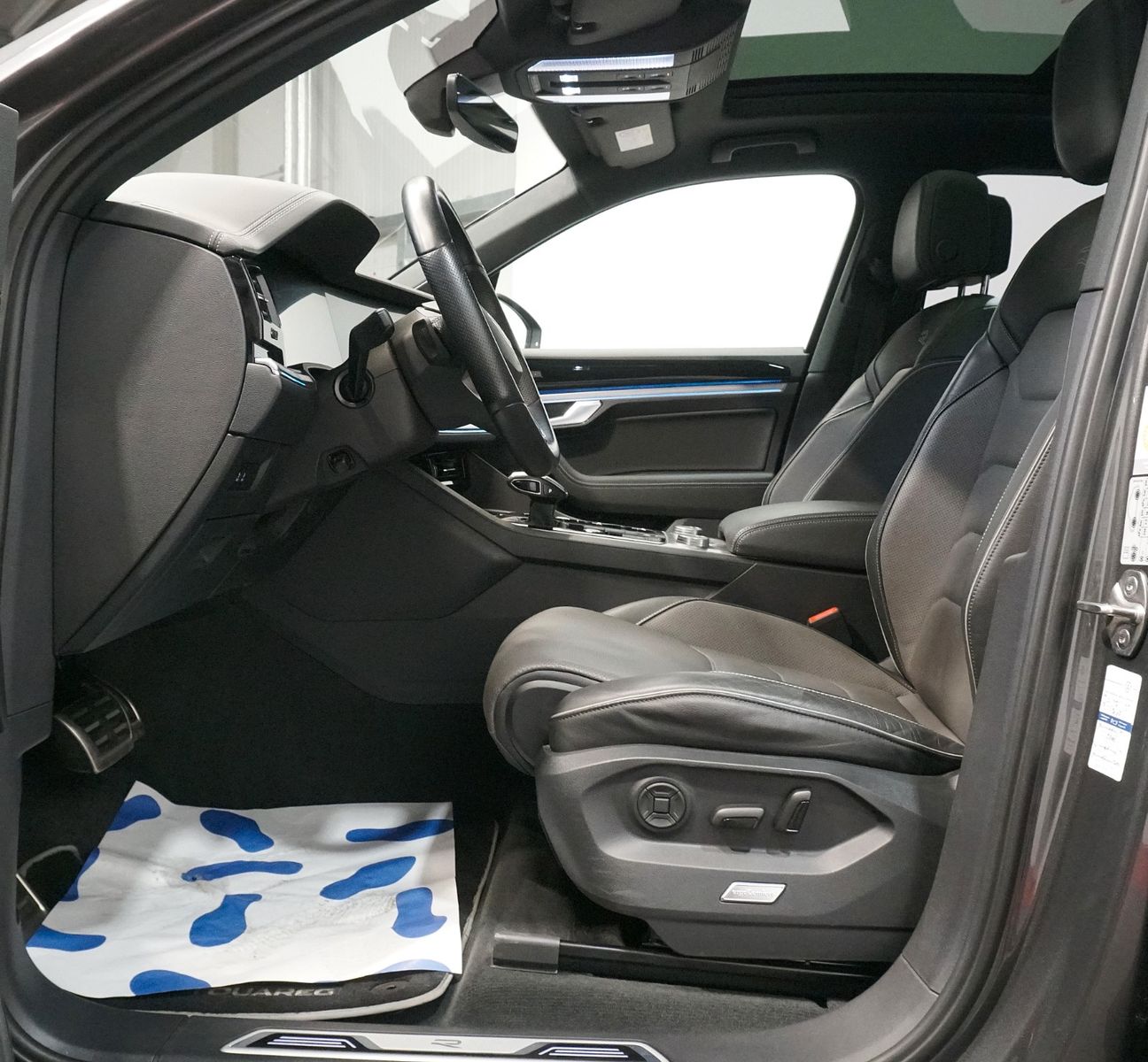 Volkswagen Touareg 3.0 TSI R-Line 4Motion - Samsaru's Car Outlet