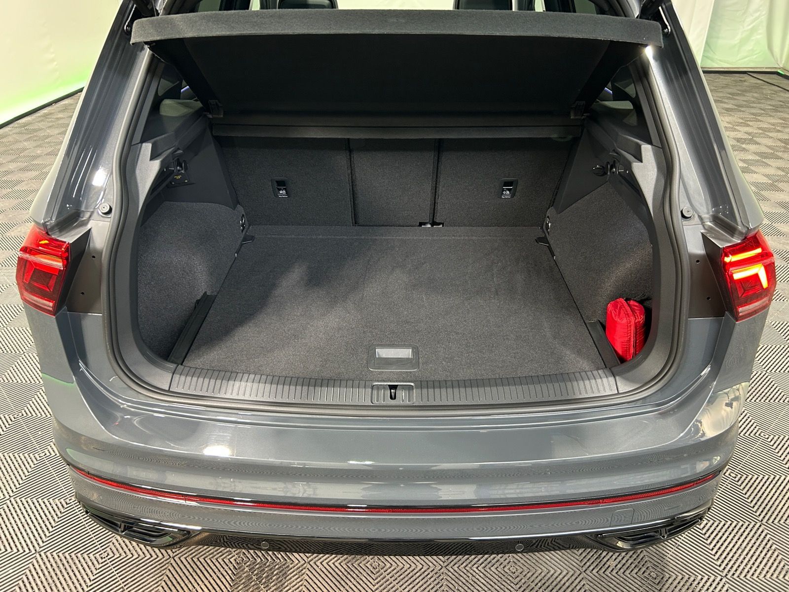 Volkswagen Tiguan R-Line 2.0 TSI DSG 4M - Samsaru's Car Outlet
