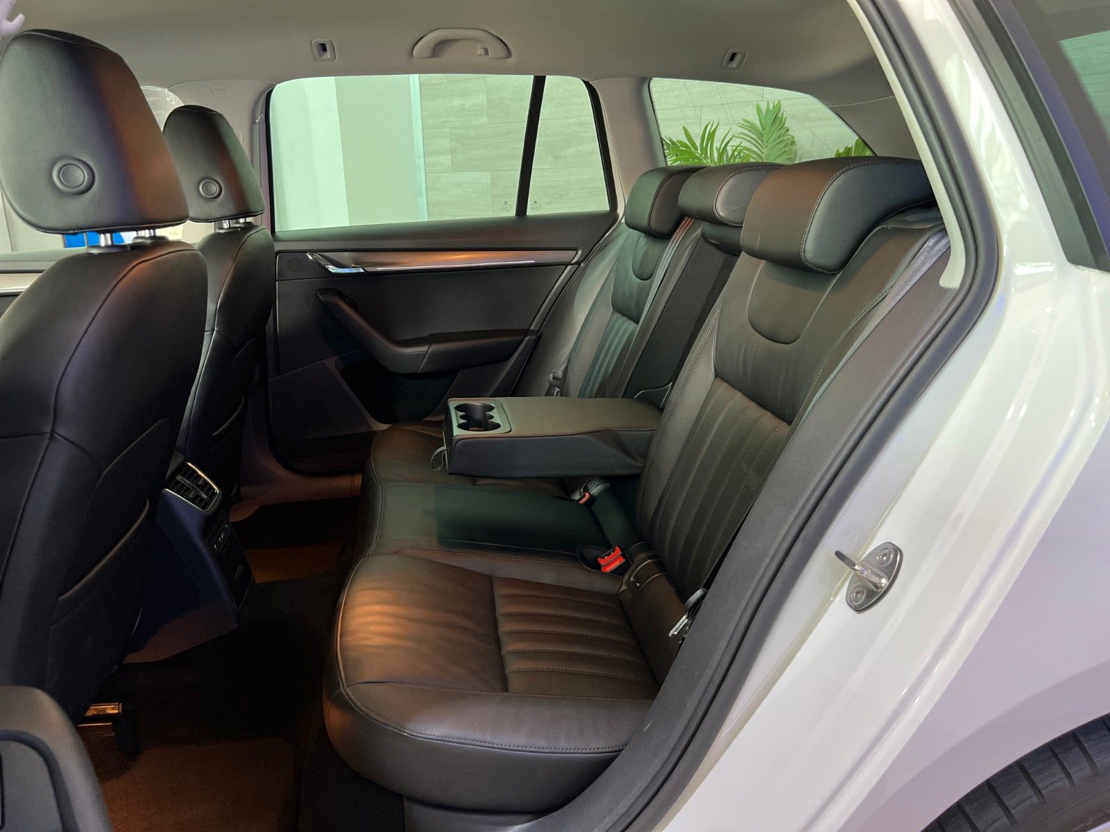 Skoda Octavia Combi Premium Edition - Samsaru's Car Outlet