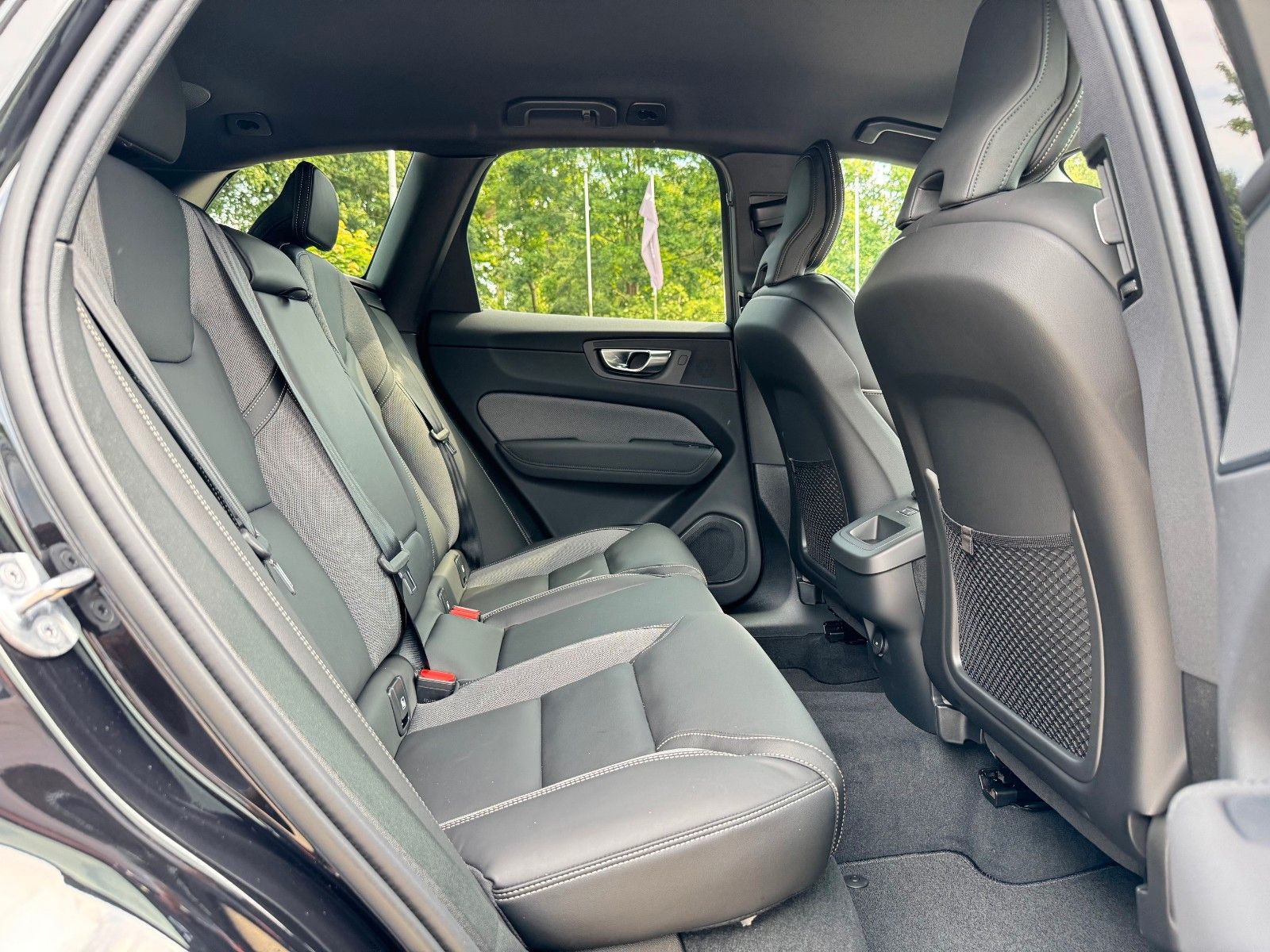 Volvo XC60 B5 B AWD PLUS BLACK EDITION - AHK -