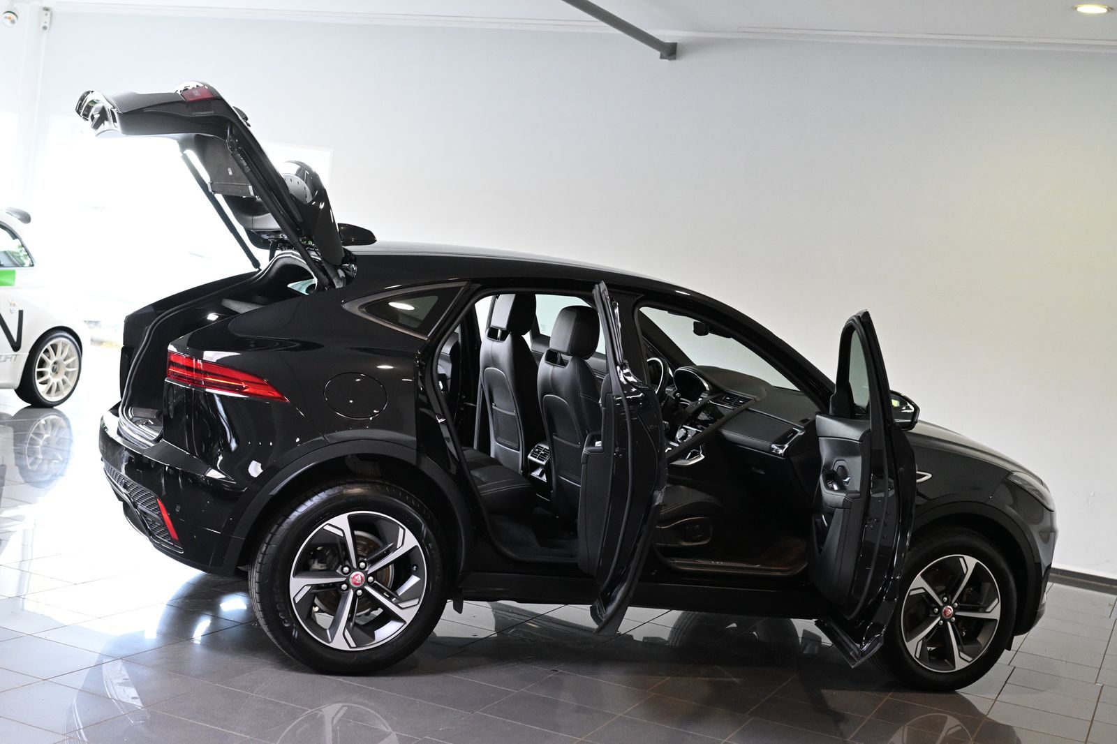 Jaguar E-PACE D163 R-Dynamic SE AWD Leder ACC 19"
