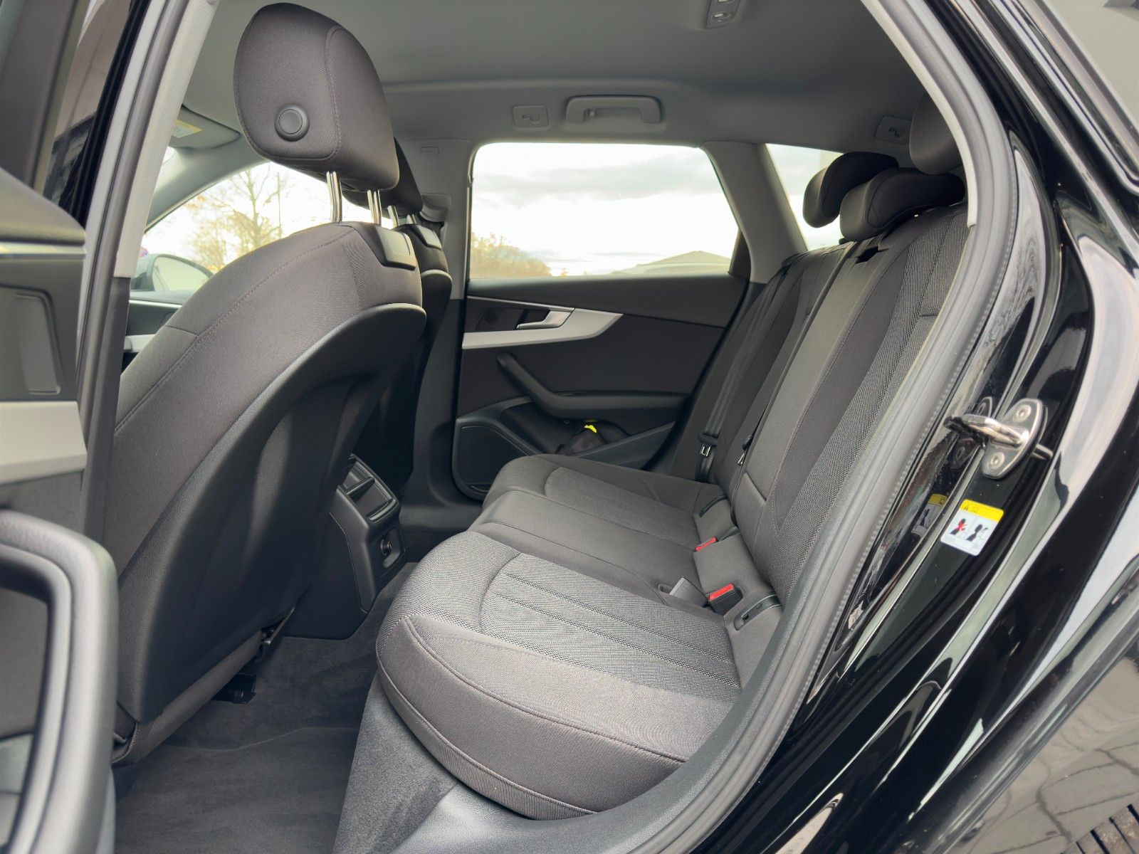 Audi A4 Av.40 TDI quattro advanced - Samsaru's Car Outlet