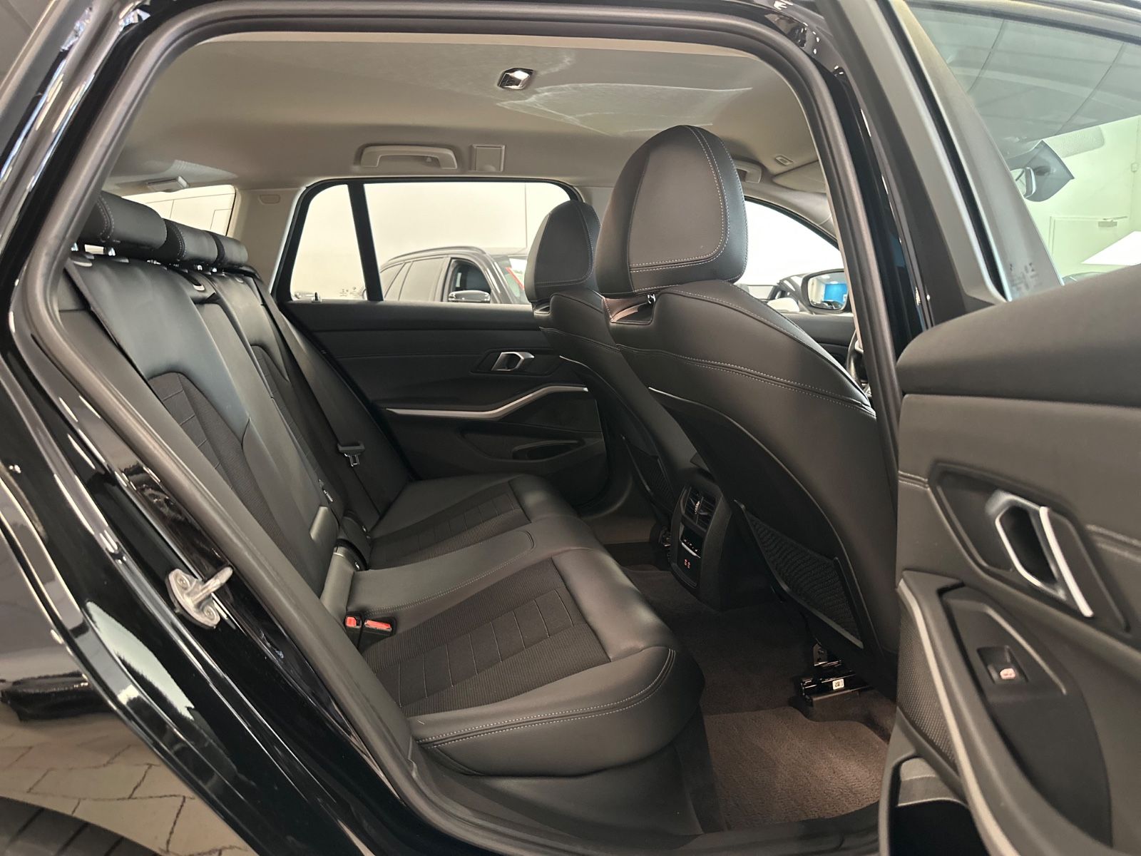 BMW 330e - Samsaru's Car Outlet