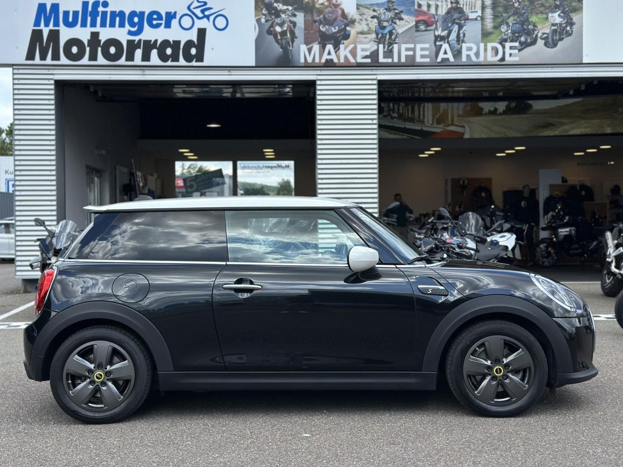 MINI Cooper SE Essential - Samsaru's Car Outlet