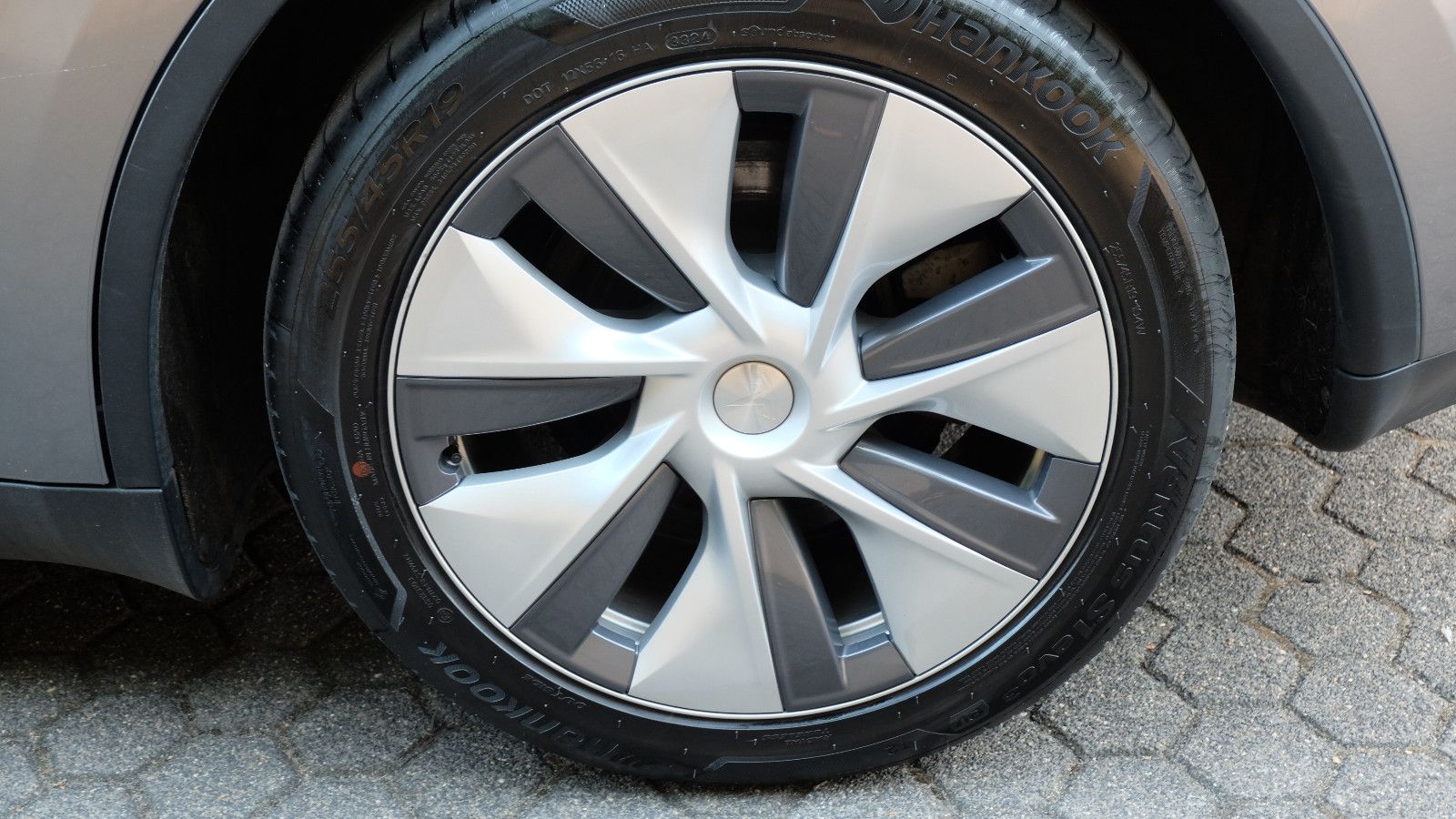 Tesla Model Y Long Range RWD,  Model 2024, Glasdach