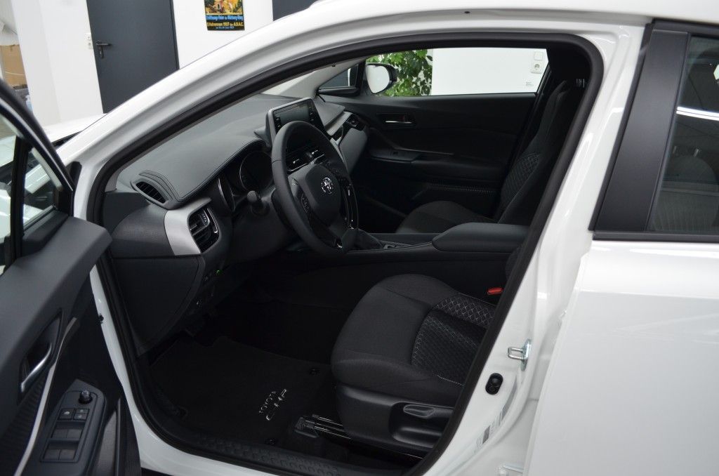 Toyota C-HR 1.8 Hybrid Flow - Samsaru's Car Outlet