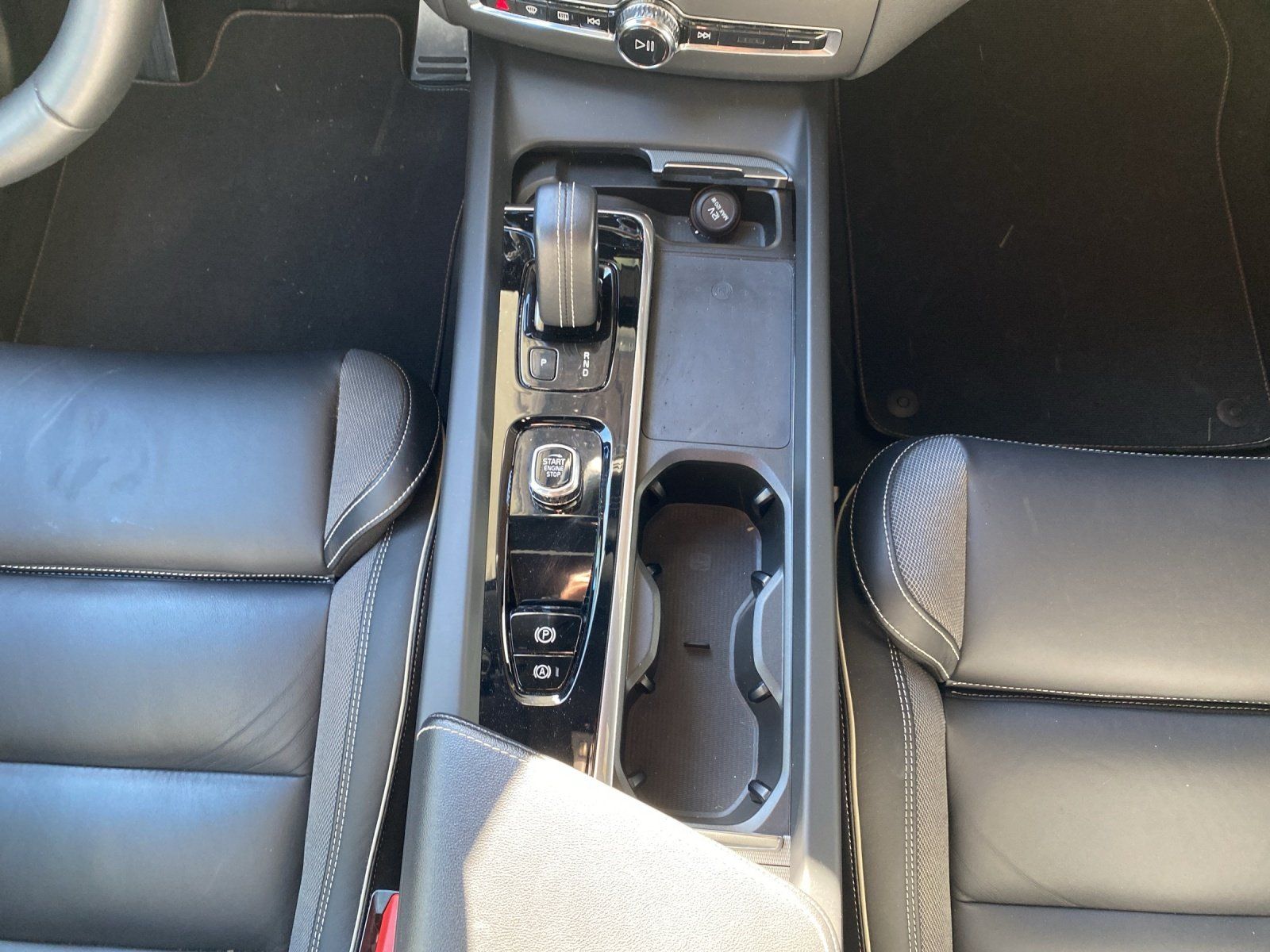 Volvo XC60 R-Design Recharge AHK,Kamera,DAB,Navi