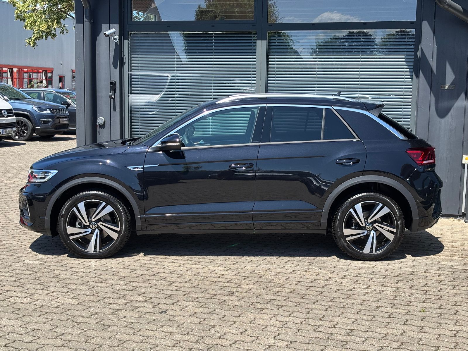 Volkswagen T-Roc 2.0 TSI 4MOTION R-Line - Samsaru's Car Outlet