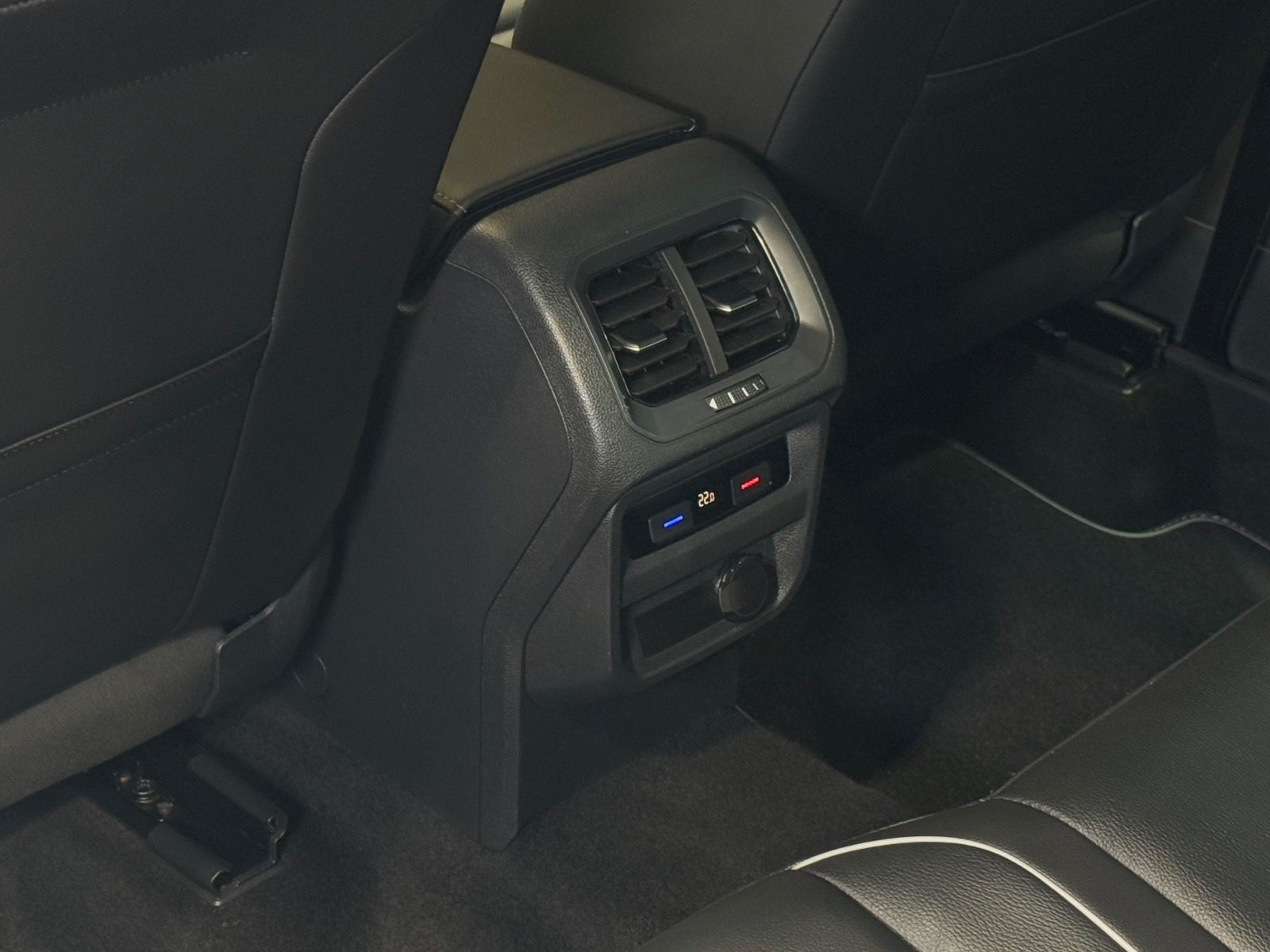 Volkswagen Tiguan R-Line 2.0 TDI DSG 4M - Samsaru's Car Outlet