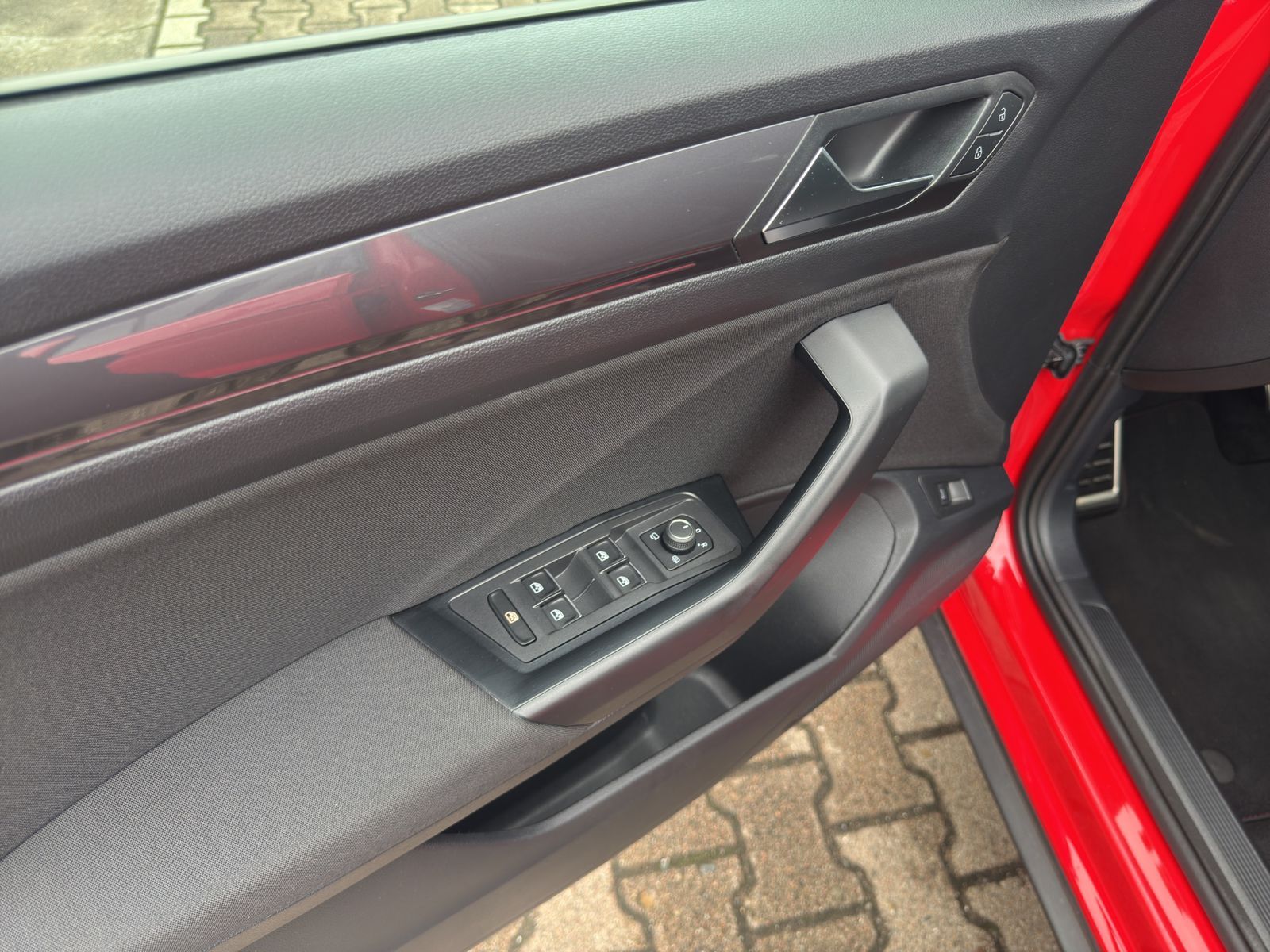 Volkswagen T-Roc 1.5 TSI Sport - Samsaru's Car Outlet