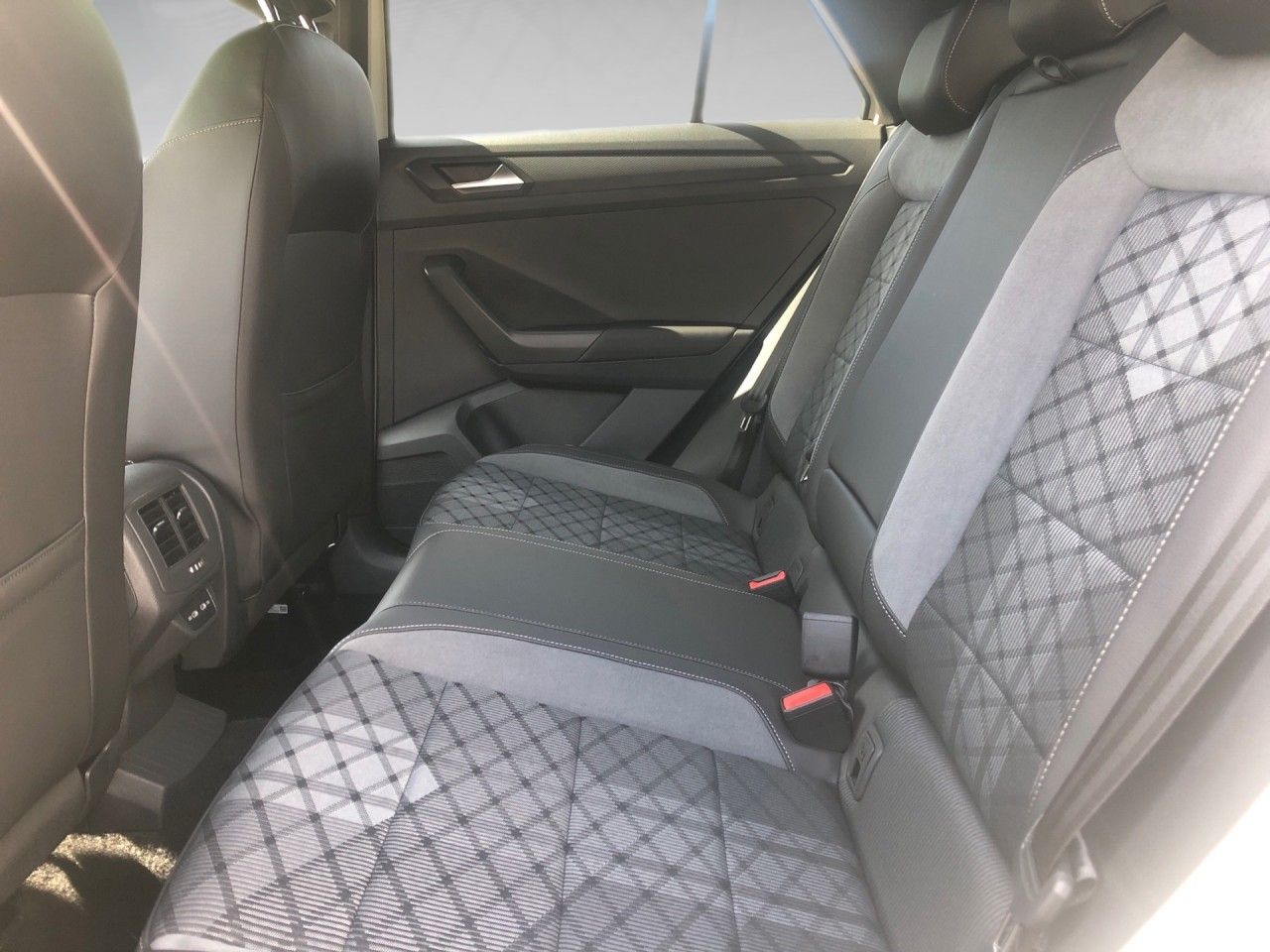 Volkswagen T-Roc 2.0 l TDI DSG R-Line+ - Samsaru's Car Outlet