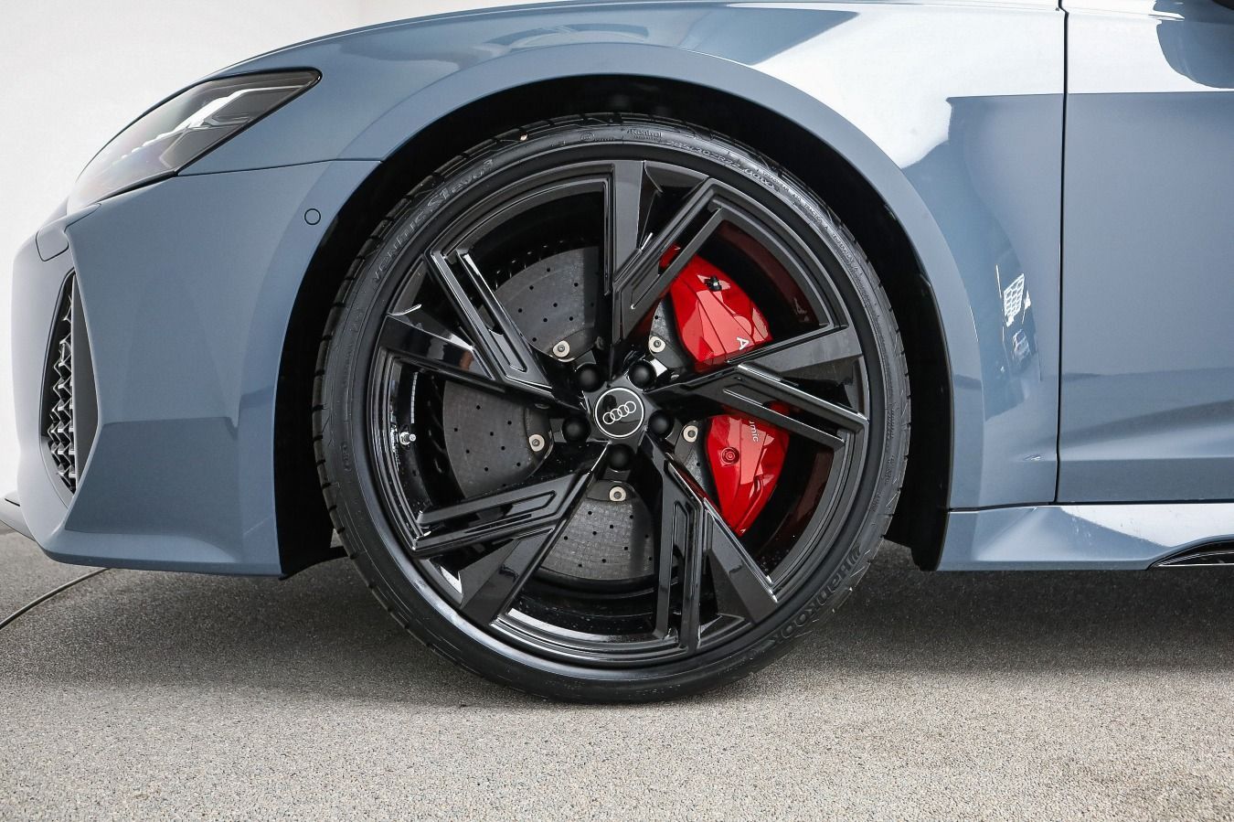 Audi RS 6 Avant HUP*KERAMIK*305KMH*LASER*AHK*PANO