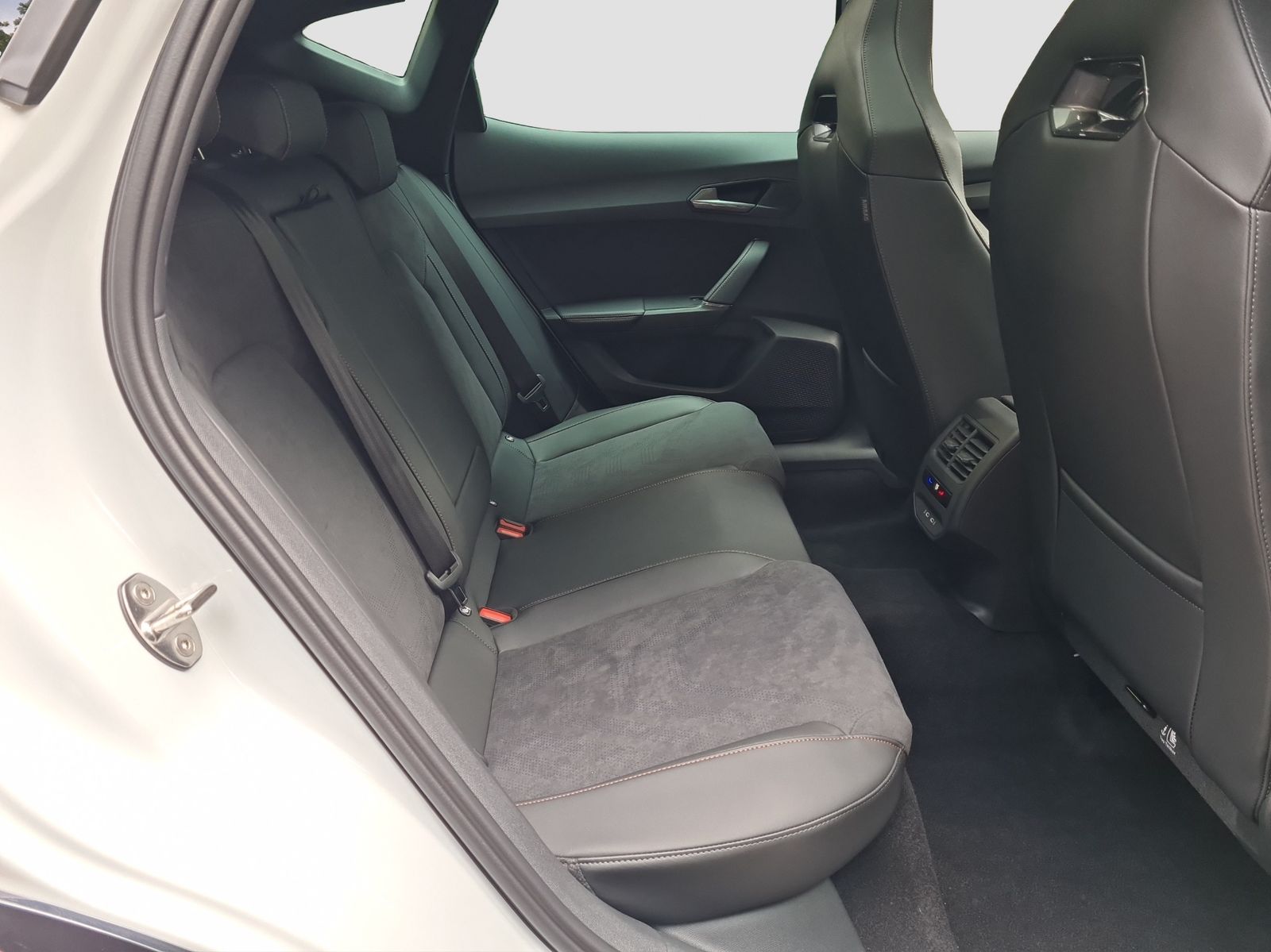 Cupra Formentor 2.0 TSI VZ 195 KW AHK ACC MATRIX Pano