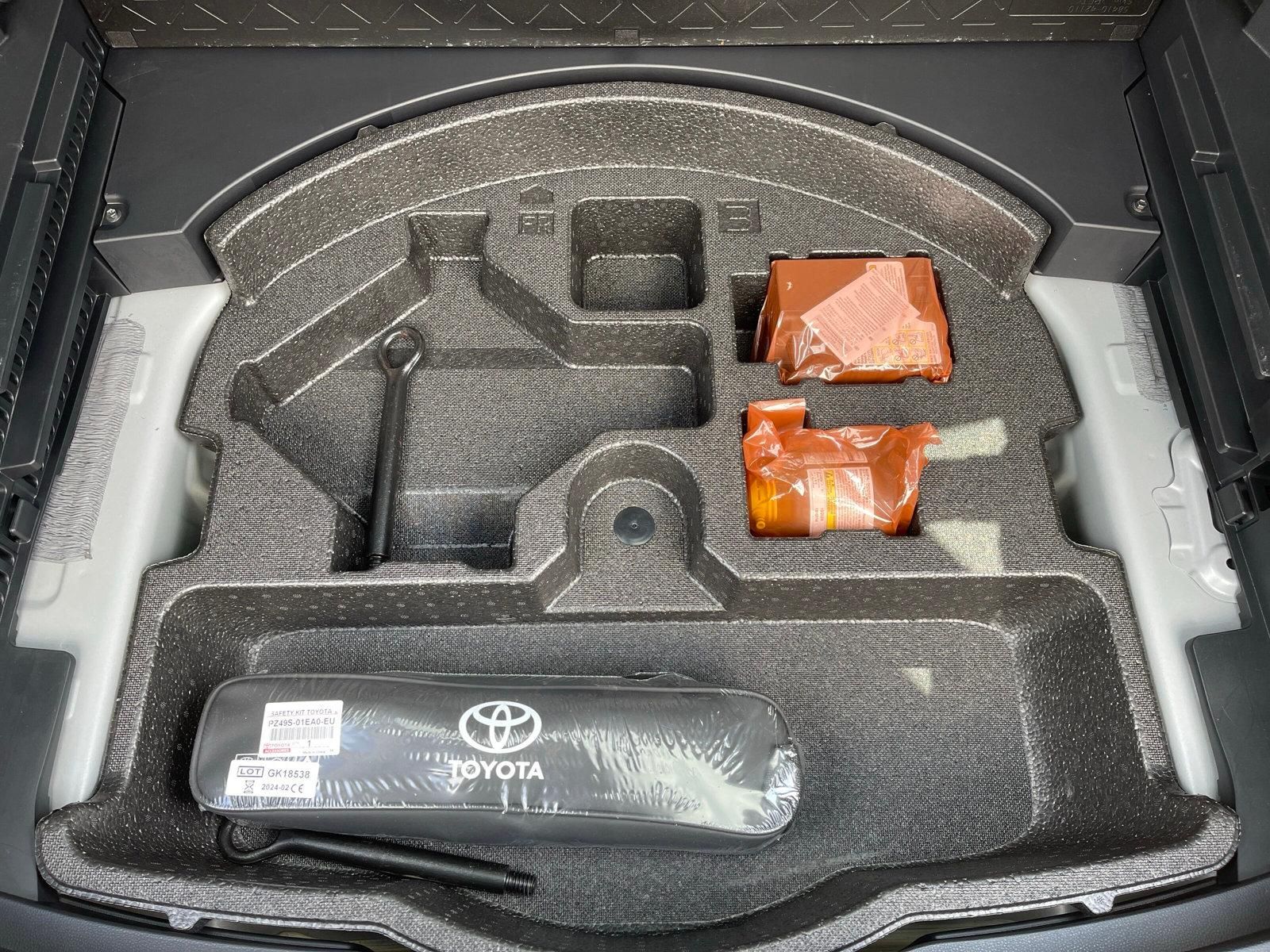 Toyota RAV4 2.5 Hybrid 4x2 - Samsaru's Car Outlet