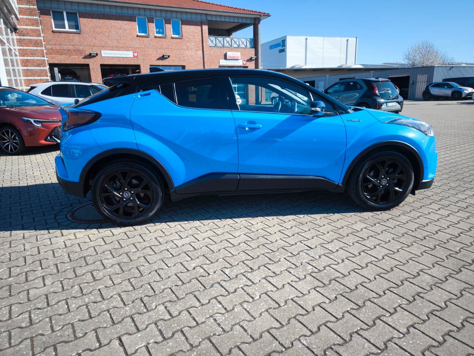 Toyota C-HR Hybrid Style Selection - Samsaru's Car Outlet