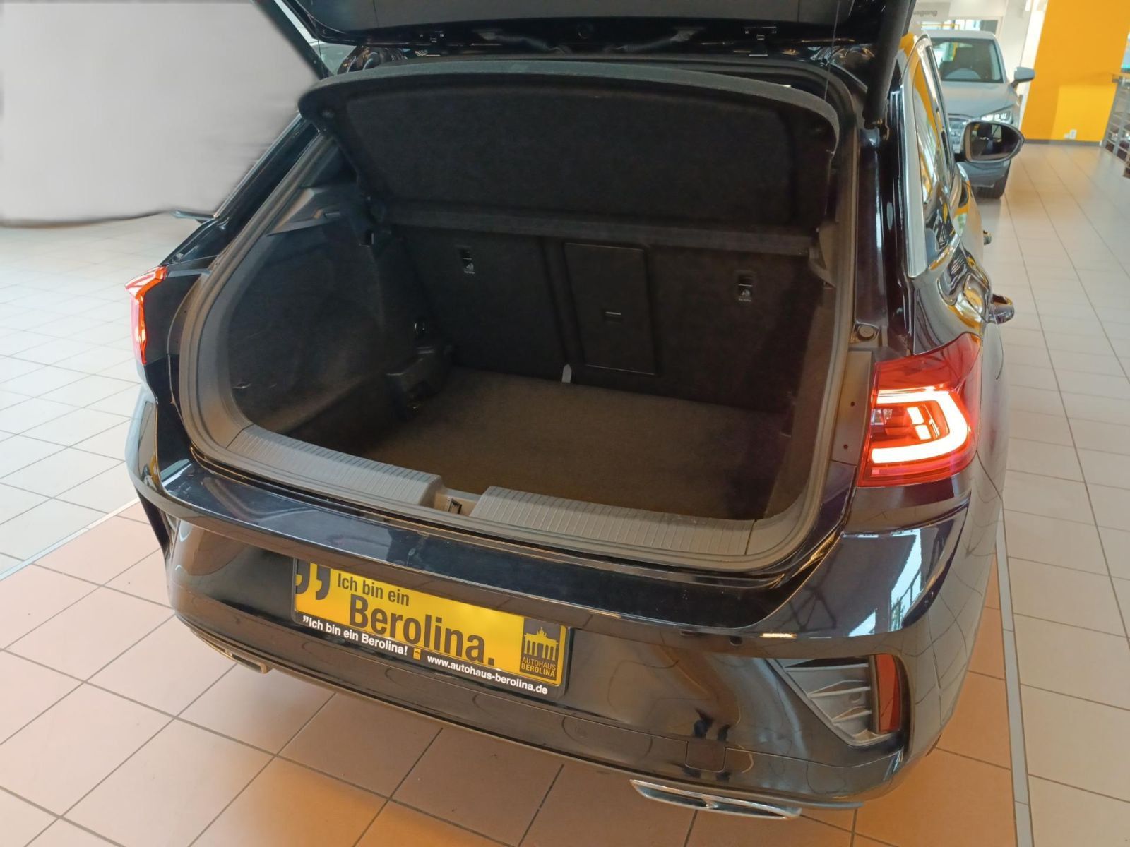 Volkswagen T-Roc 1.5 TSI R-Line - Samsaru's Car Outlet