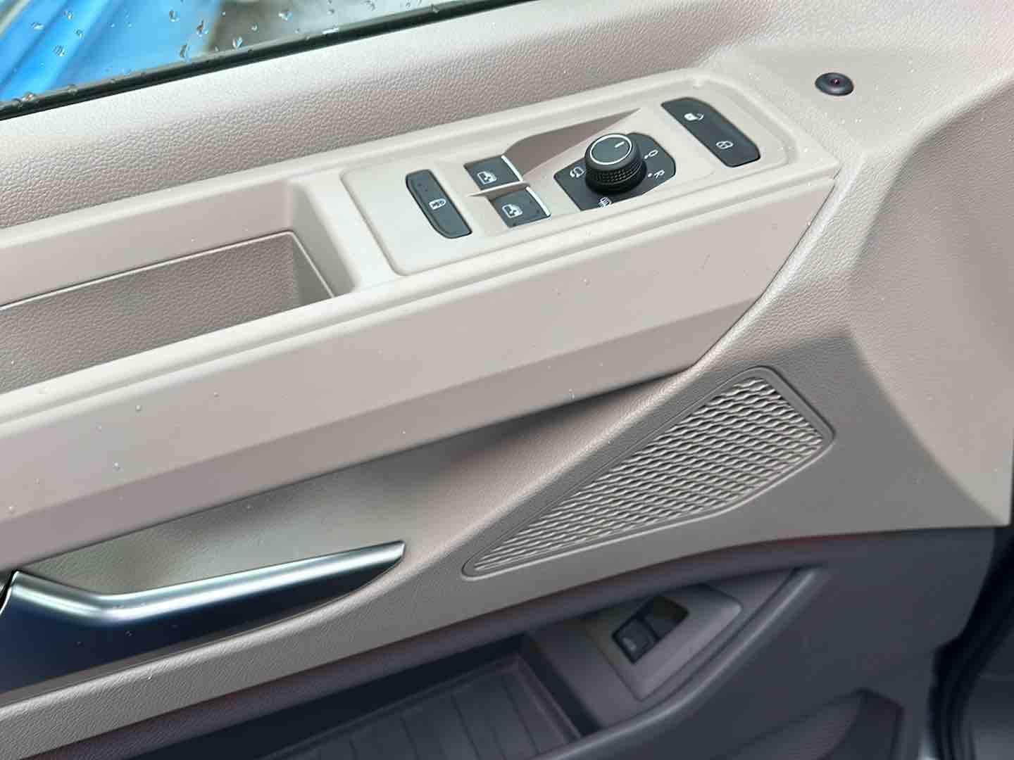 Volkswagen T7 Multivan 2.0 TDI Life - Samsaru's Car Outlet