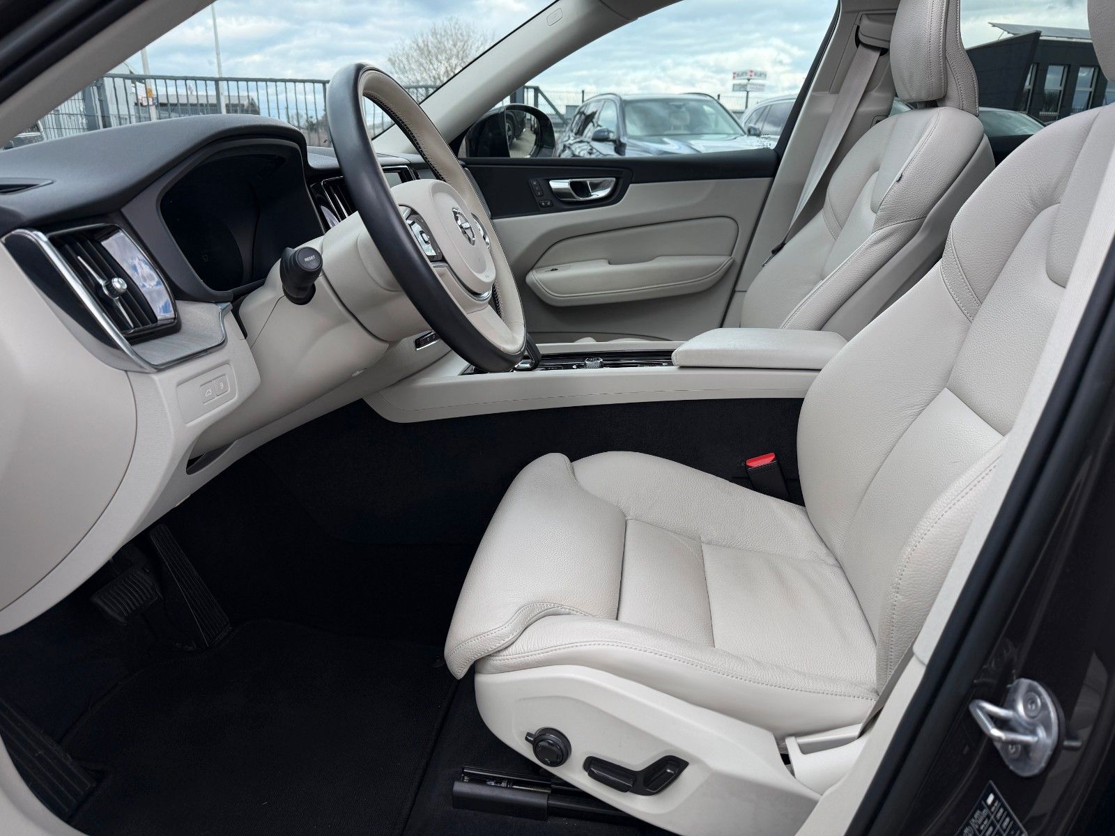 Volvo XC60 T6 253 +145 R-Design AWD Ultimate Dark*Pano