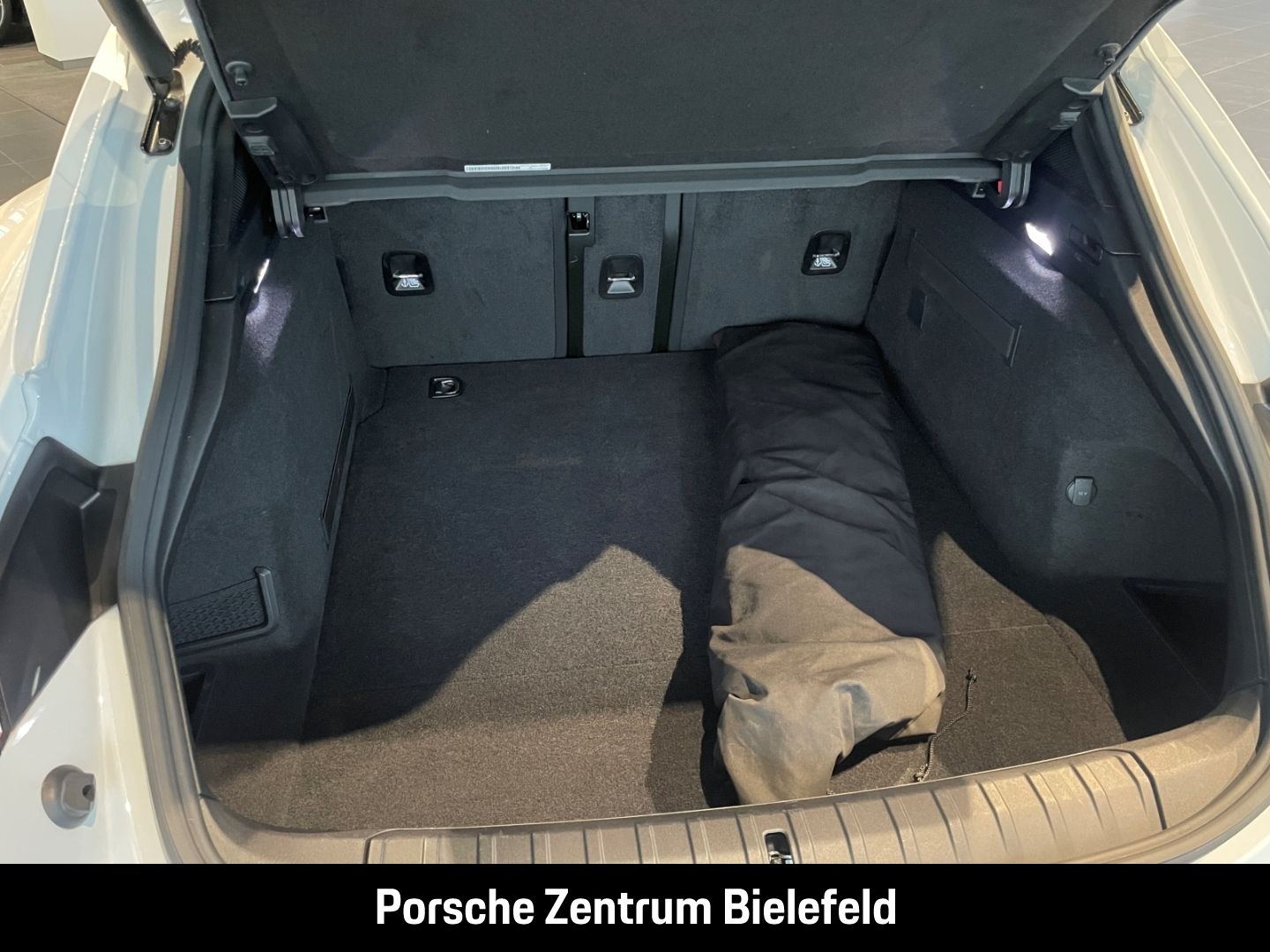 Porsche Taycan 4 Cross Turismo Panorama Surround-View