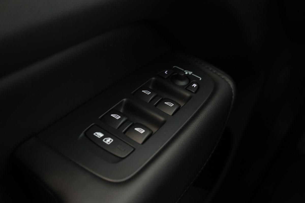 Volvo XC60 B4 AWD Plus Dark LED Pano ACC Kam 21" AHK