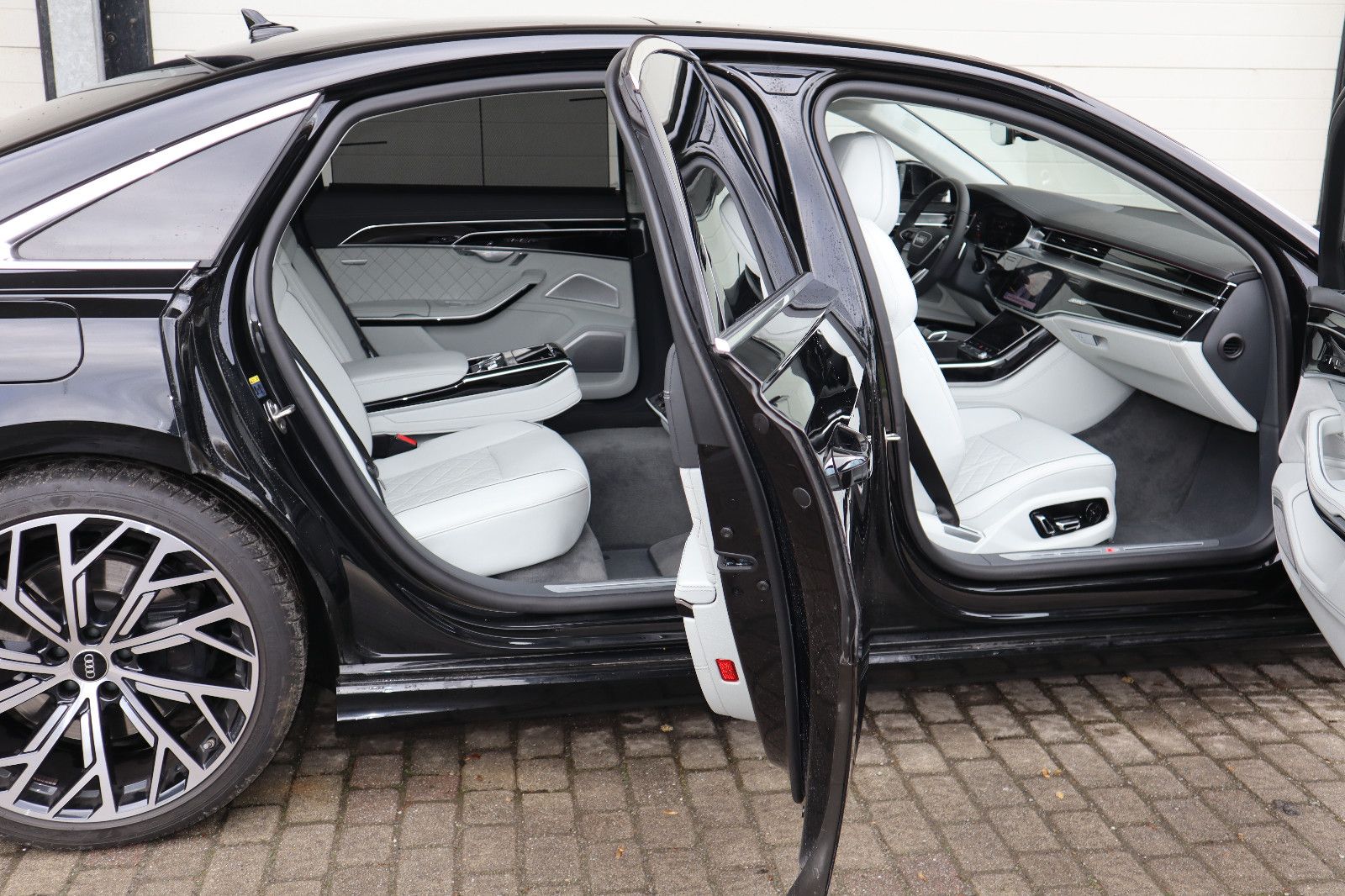 Audi A8L 60 TFSIe lang exclusive - Samsaru's Car Outlet