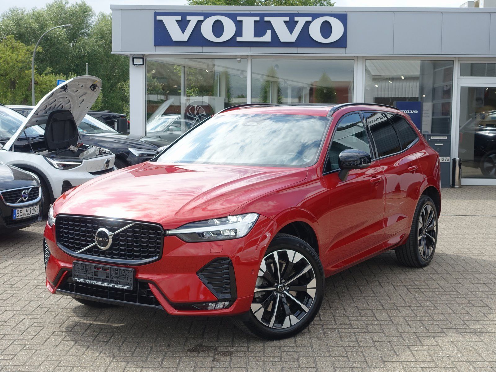 Volvo XC60 B5 Ultimate Dark AWD - Samsaru's Car Outlet