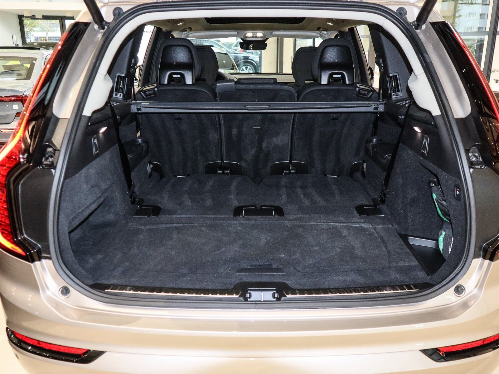 Volvo XC90 T8 AWD Recharge Reskin Plus Dark NP:95.340,
