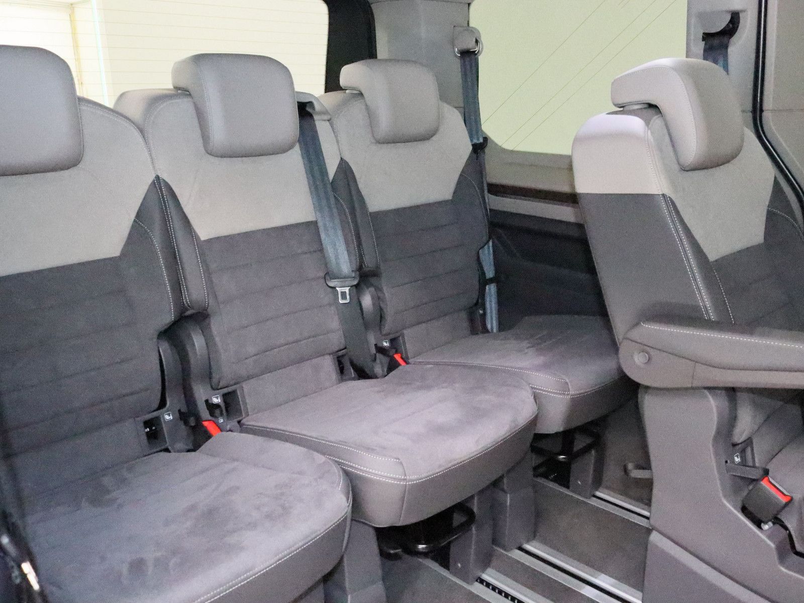 Volkswagen T7 Multivan 2.0 TDI Style - Samsaru's Car Outlet