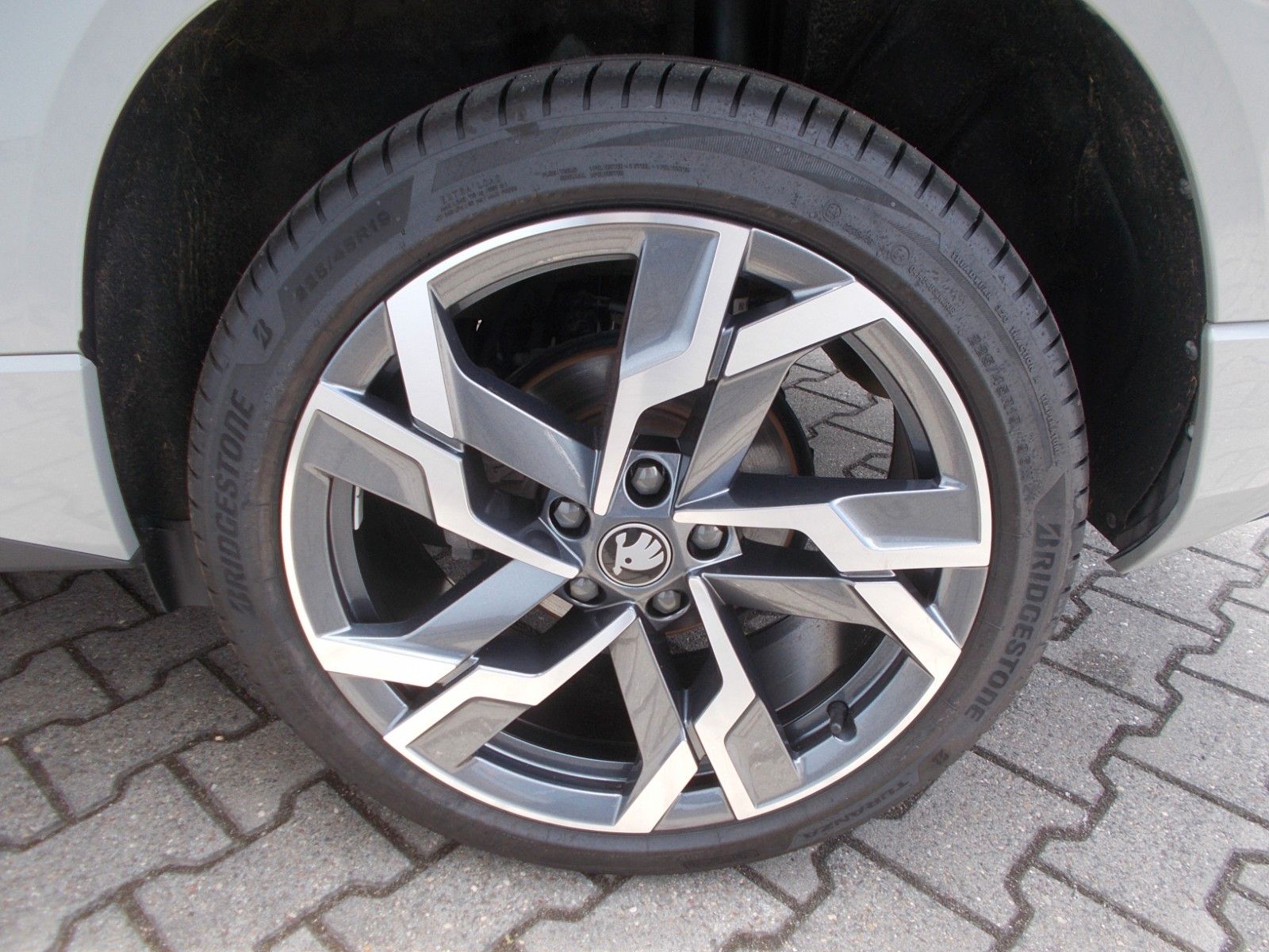 Skoda Karoq Sportline 2.0 TDI 4x4 * ACC * AHK * 360° !