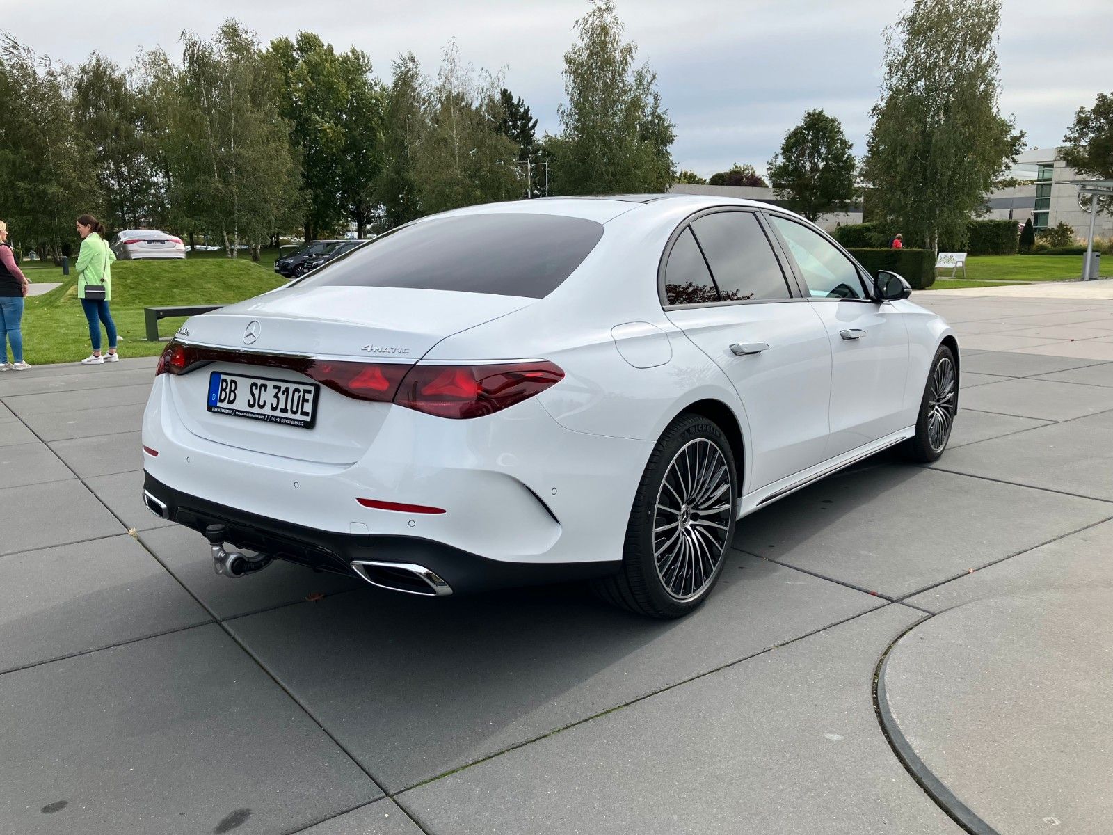 Mercedes-Benz E 400 e 4Matic AMG Line - Samsaru's Car Outlet