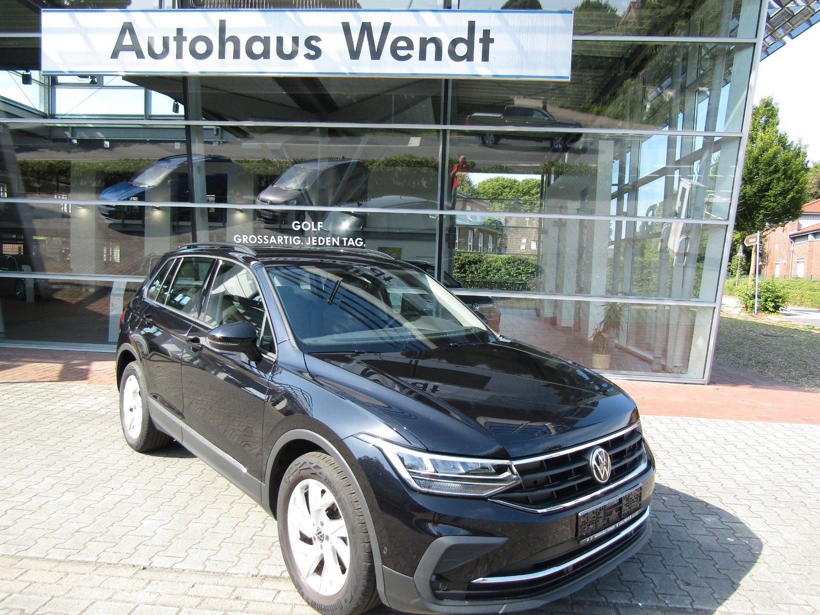 Volkswagen Tiguan 1.4 TSI Life eHybrid Plug-in - Samsaru's Car Outlet