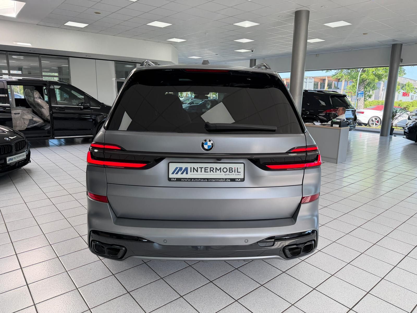 BMW X7 M60 i*PANO-SKY*B&W*HUD*KRISTALL*6-SITZ*360°