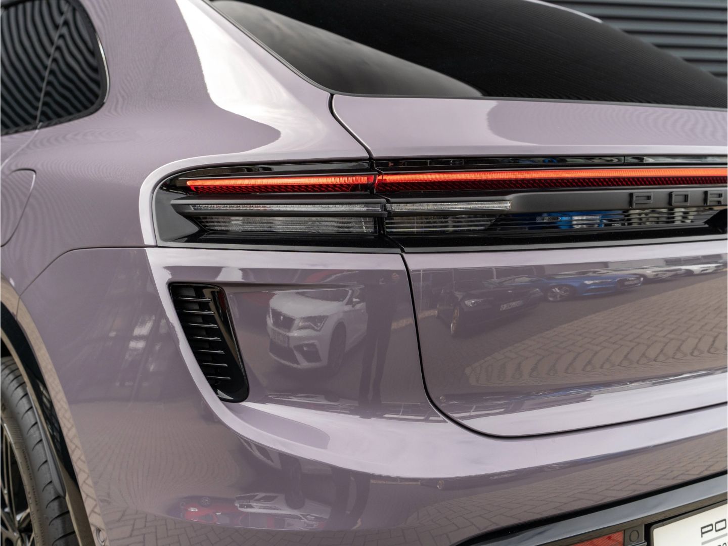 Porsche Macan Electric Turbo Matrix LED Beifahrerdisplay