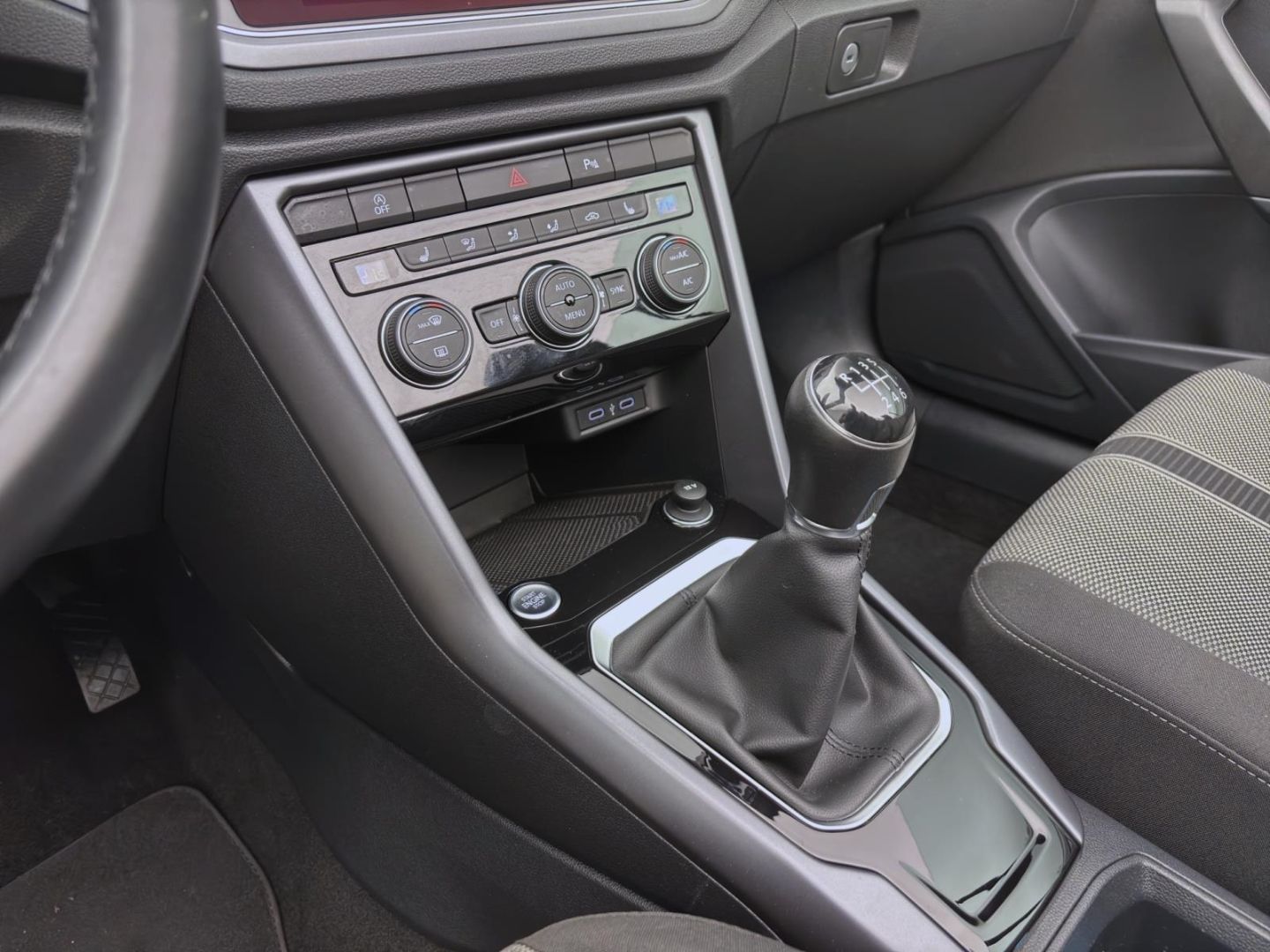 Volkswagen T-Roc 1.0 TSI STYLE - Samsaru's Car Outlet
